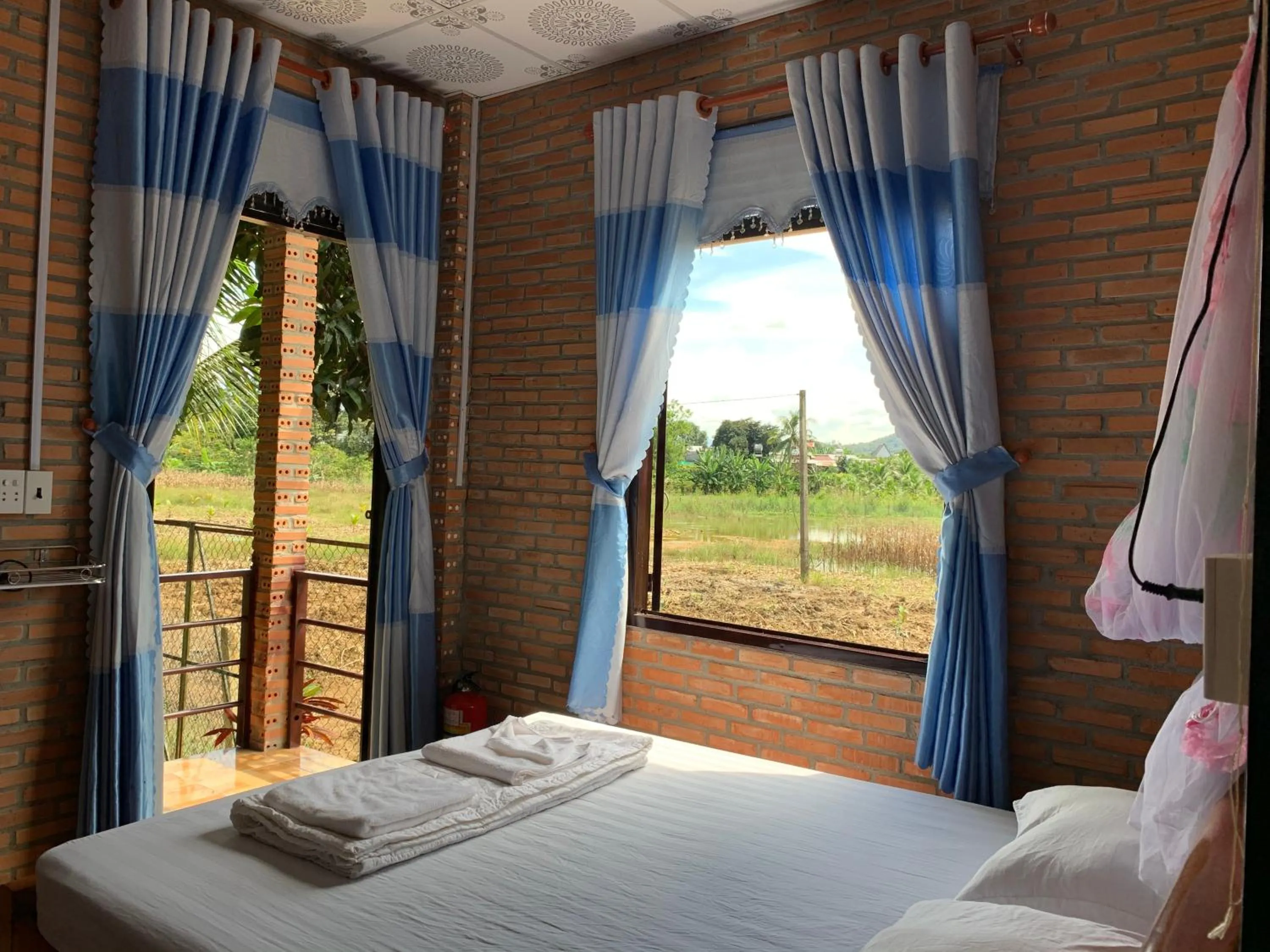 Bed in Gibbon Singing Home Stay