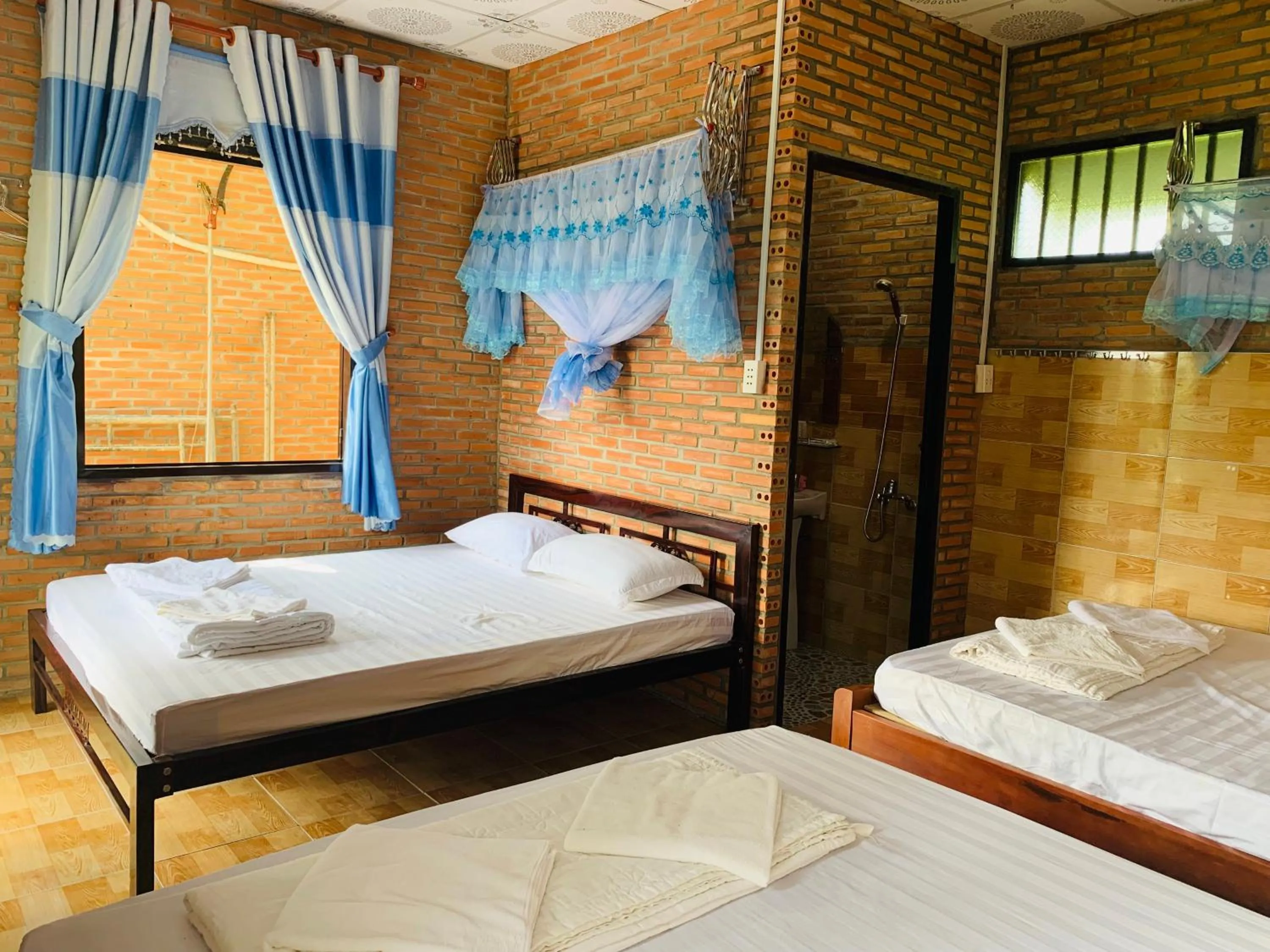 Bed in Gibbon Singing Home Stay