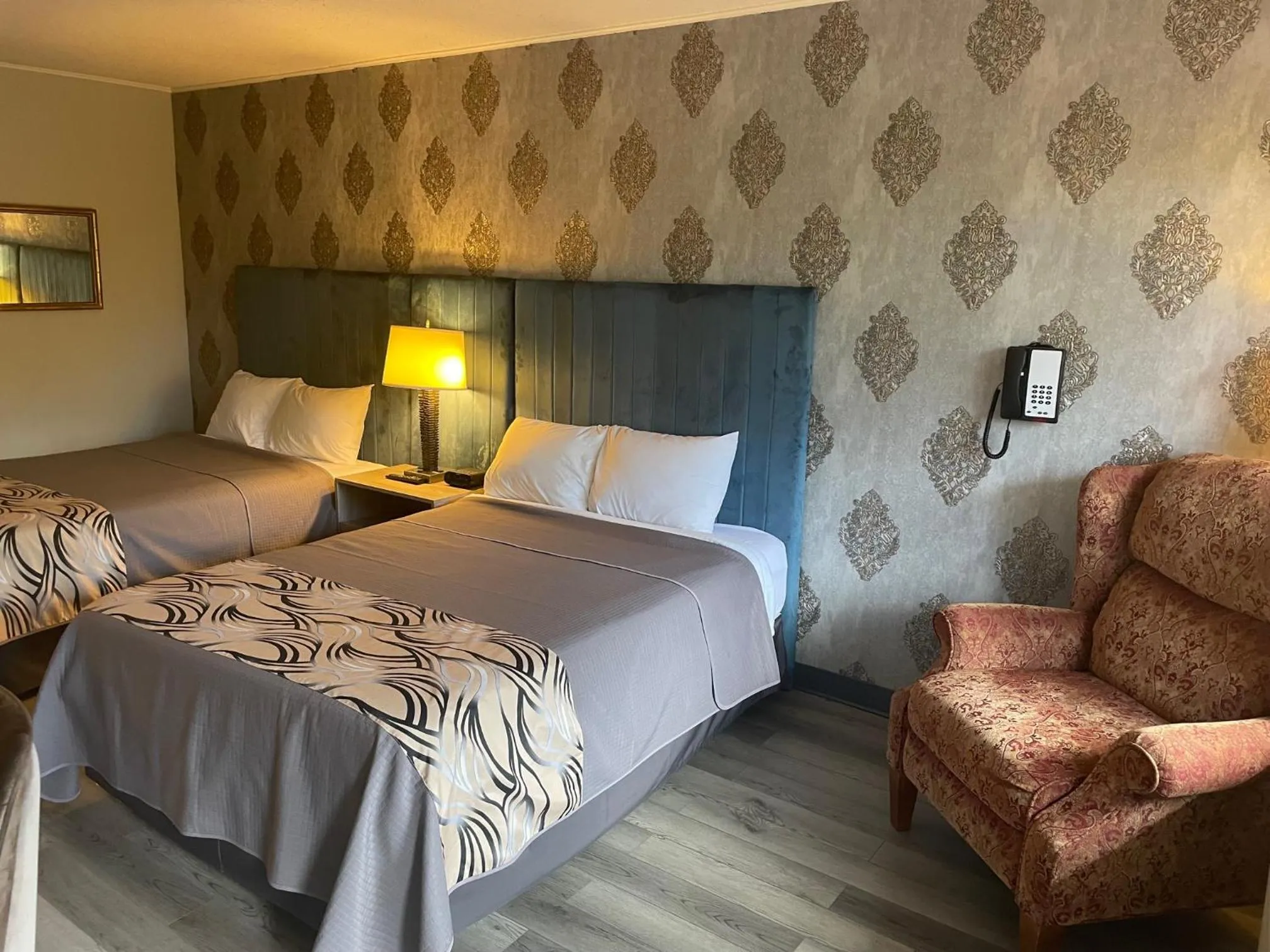 Bed in Village Inn of Hardy