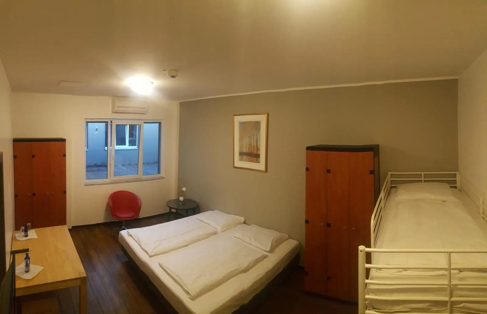 Summer, Bed in Art Rock Downtown Hotel