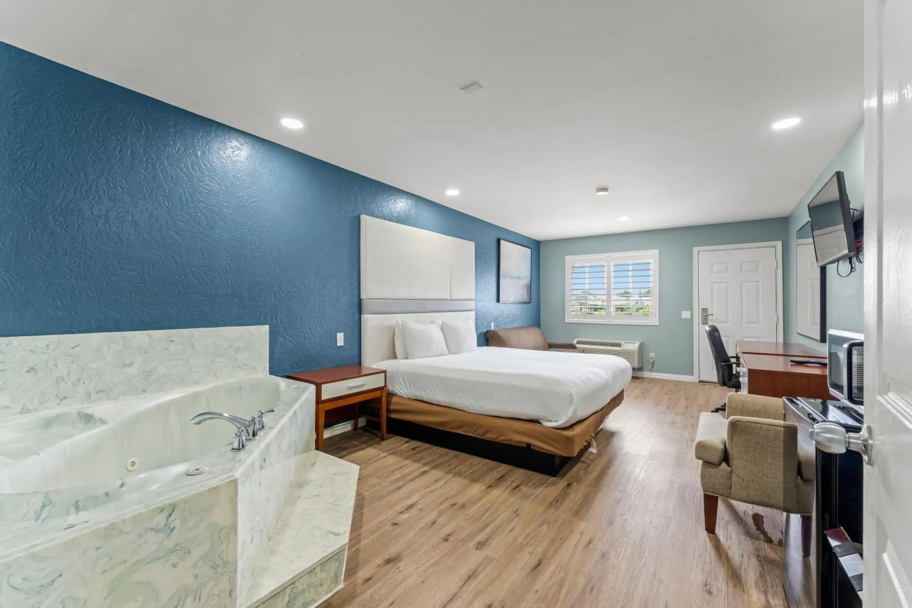 Leisure King Suite with Spa Bath in Executive Inn & Suites Magnolia Leisure King Suite with Spa Bath in Executive Inn & Suites Magnolia