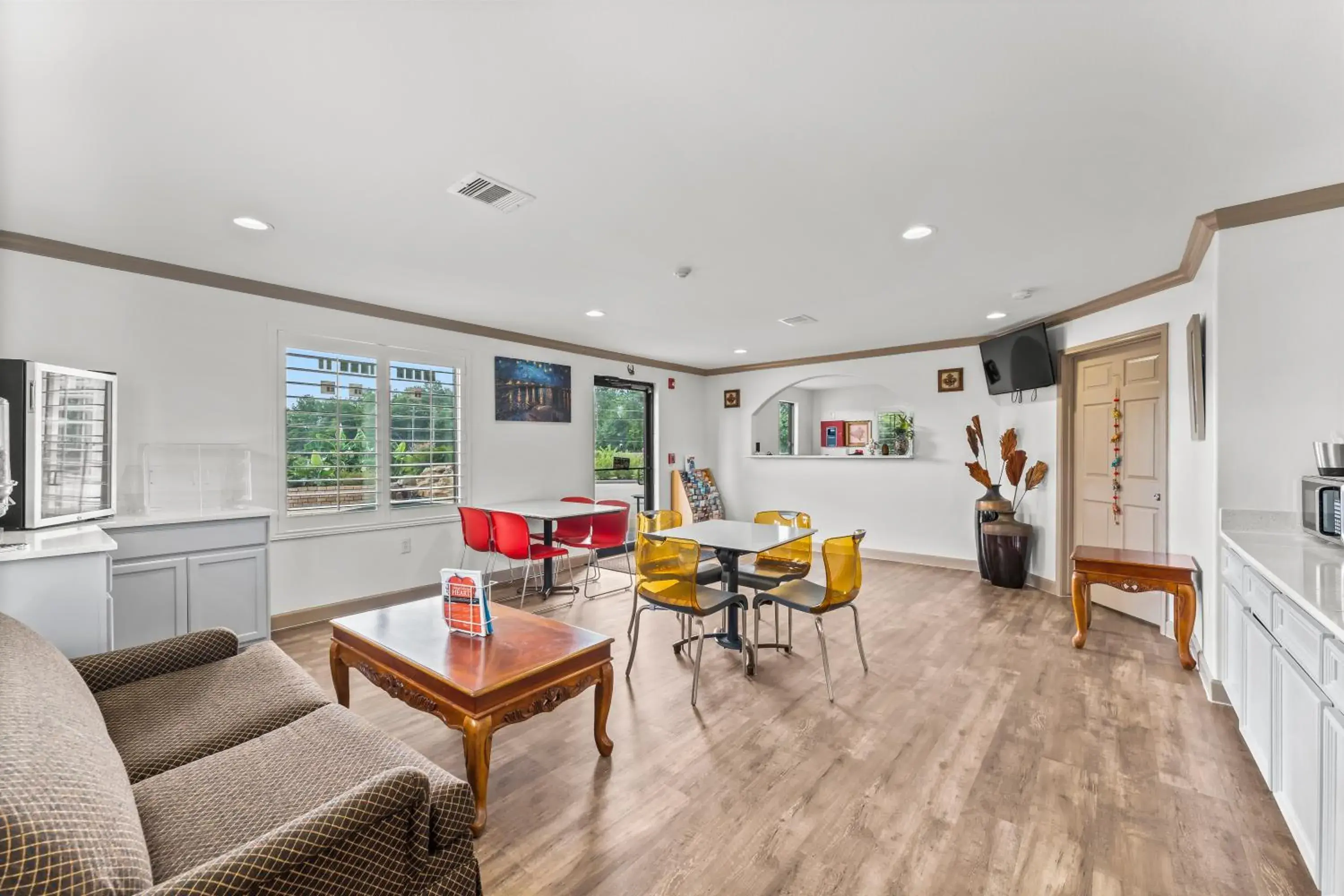 Breakfast in Executive Inn & Suites Magnolia Breakfast in Executive Inn & Suites Magnolia