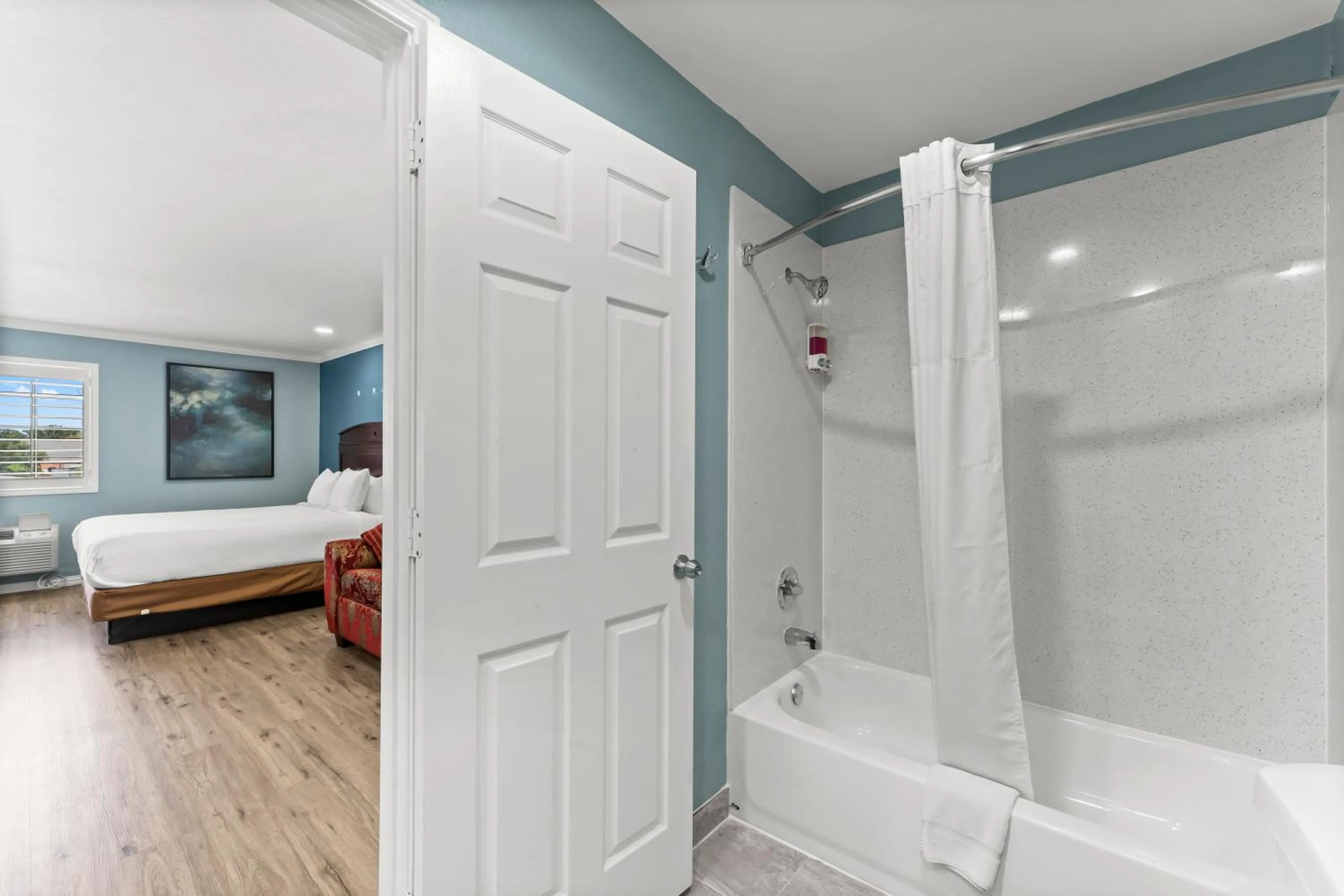 Bed in Executive Inn & Suites Magnolia