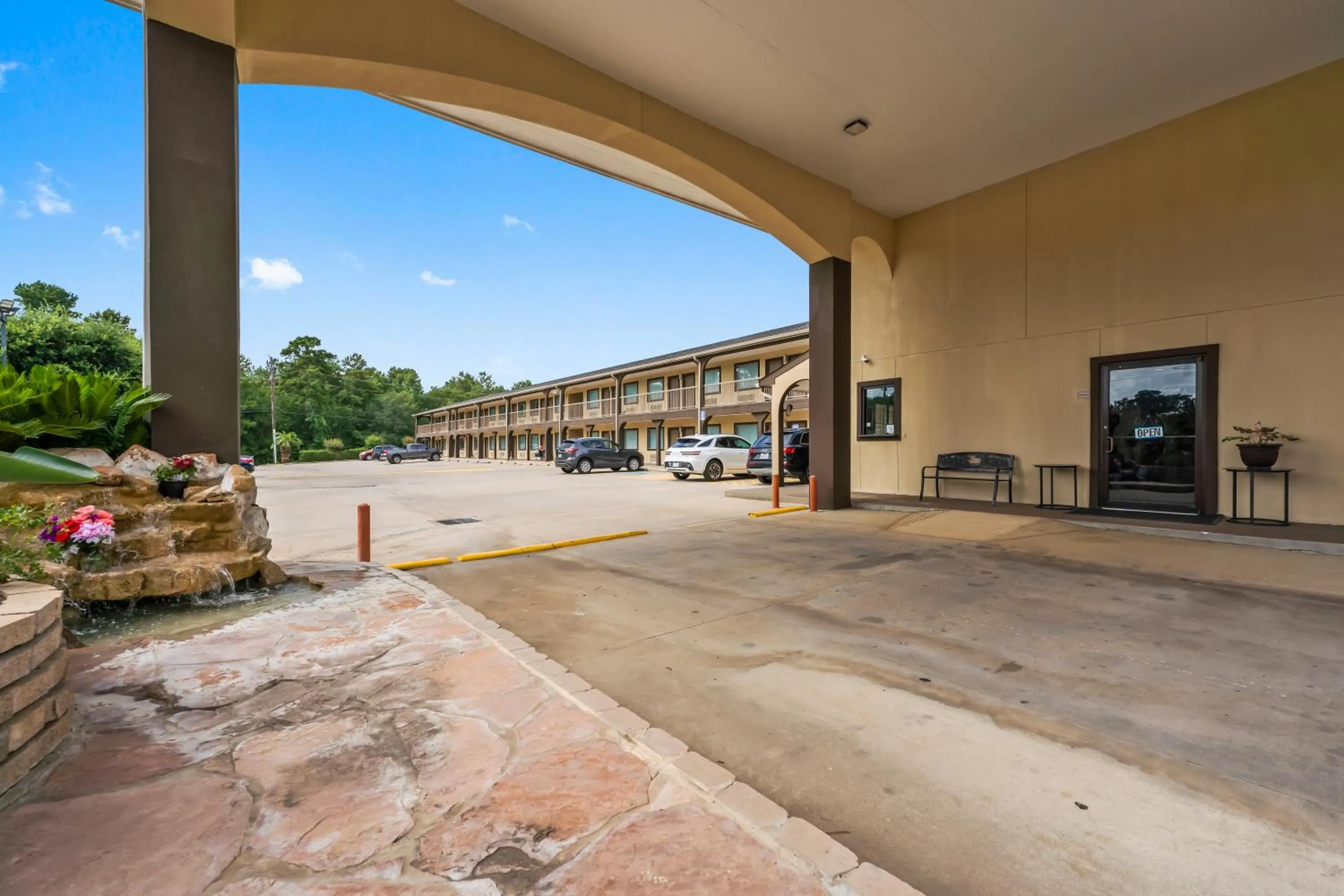 Property building in Executive Inn & Suites Magnolia