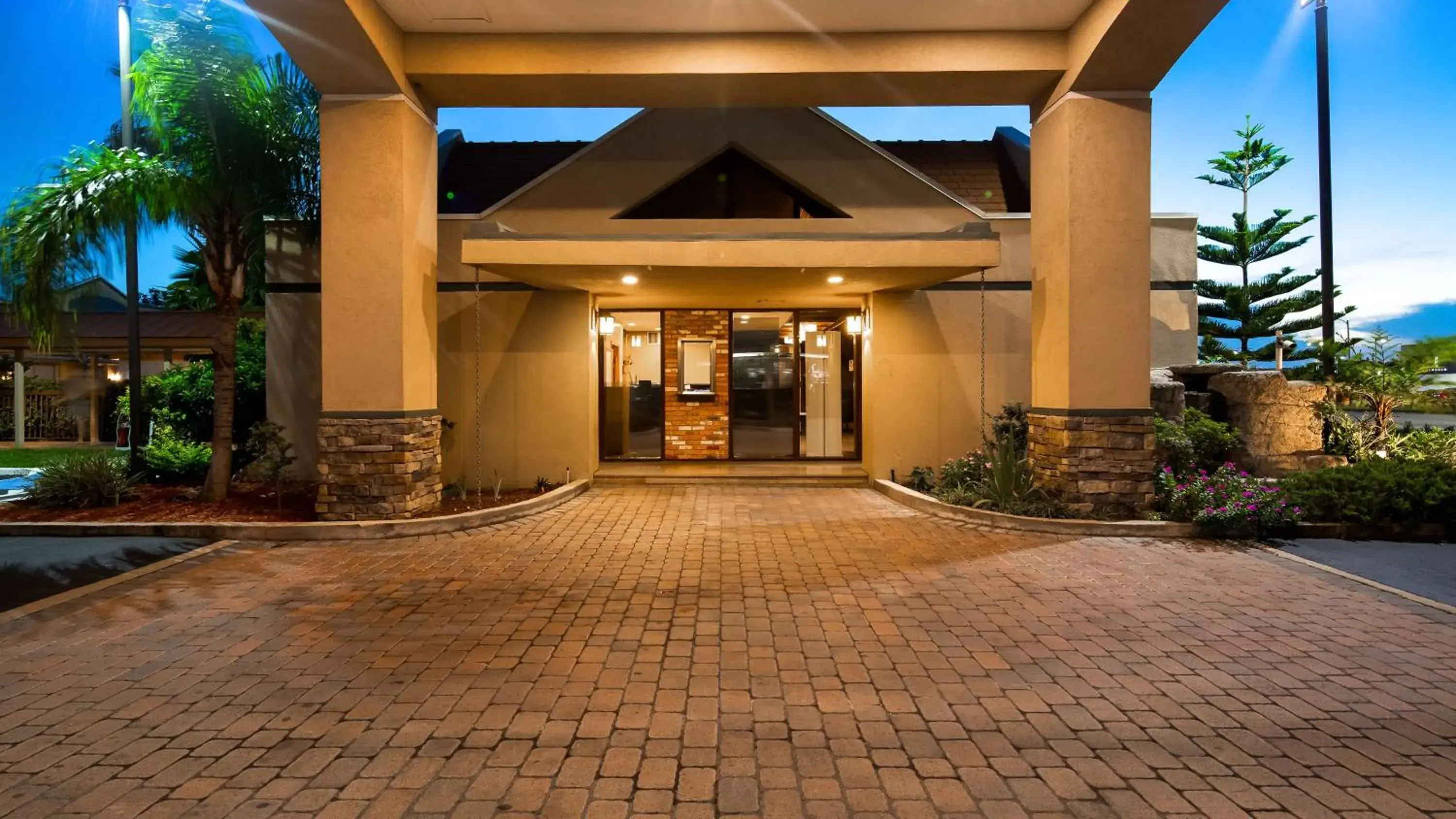 Property building in Best Western Orlando West Property building in Best Western Orlando West