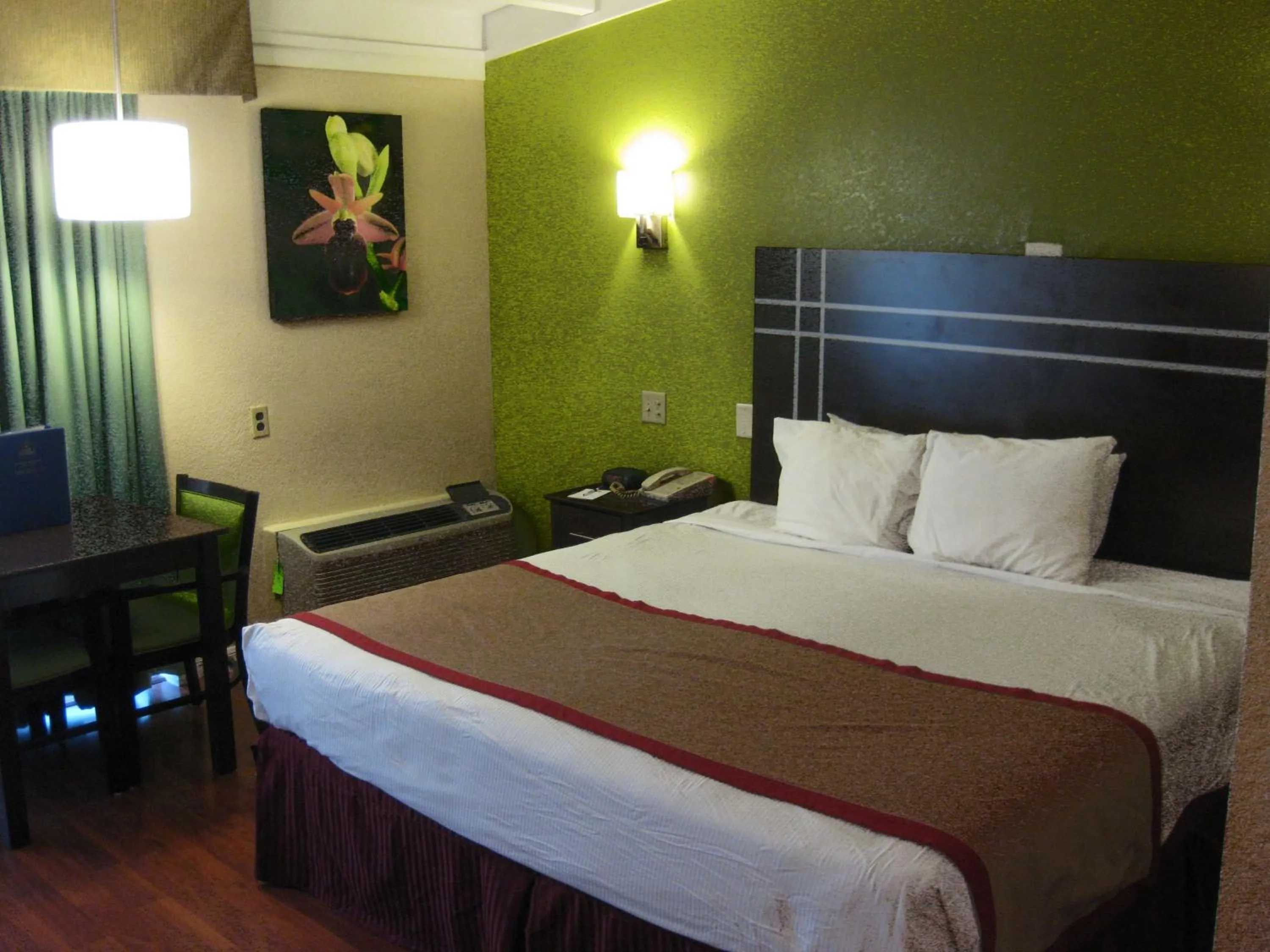 Photo of the whole room in Best Western Orlando West