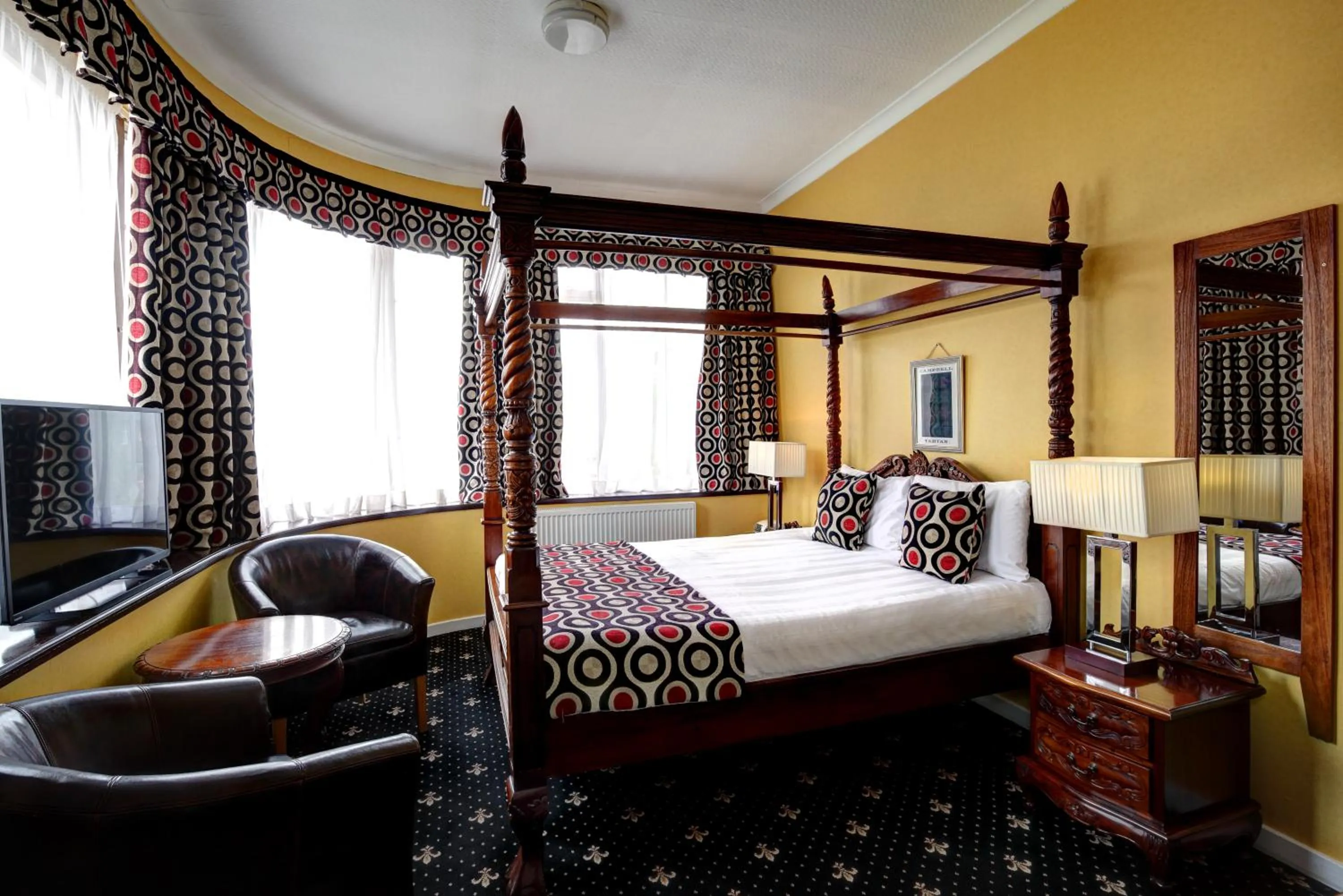 Photo of the whole room, Bed in The Imperial Hotel
