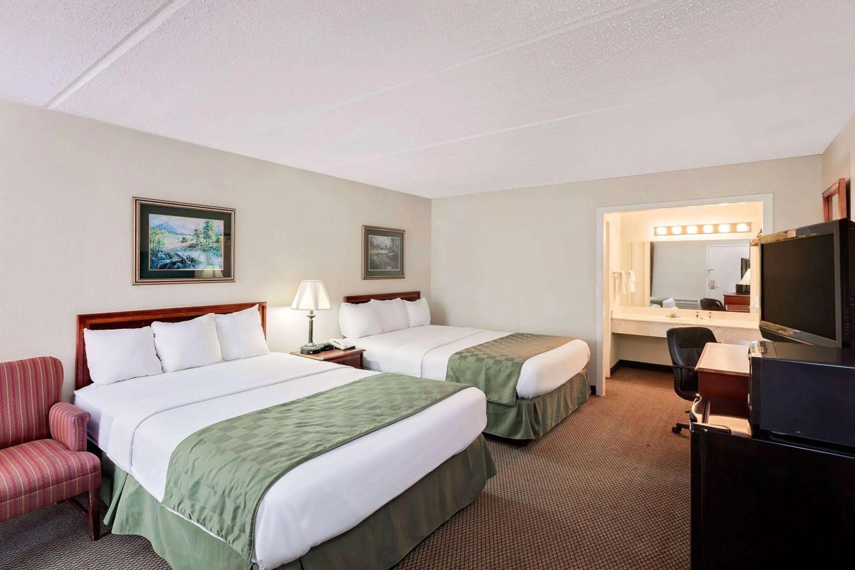 Photo of the whole room, Bed in Days Inn by Wyndham Bay City