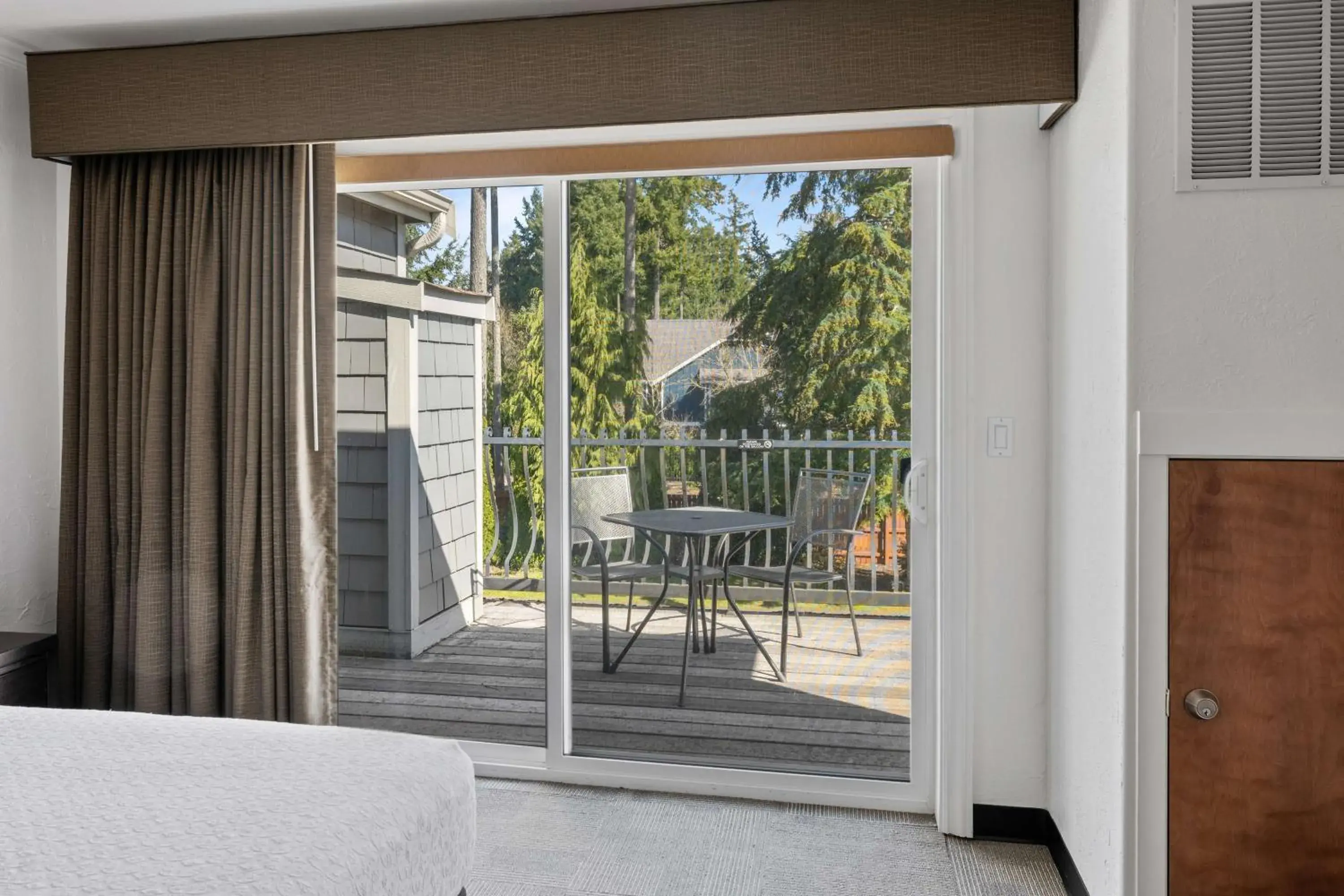 Balcony/Terrace, Bed in Best Western Wesley Inn & Suites Balcony/Terrace, Bed in Best Western Wesley Inn & Suites