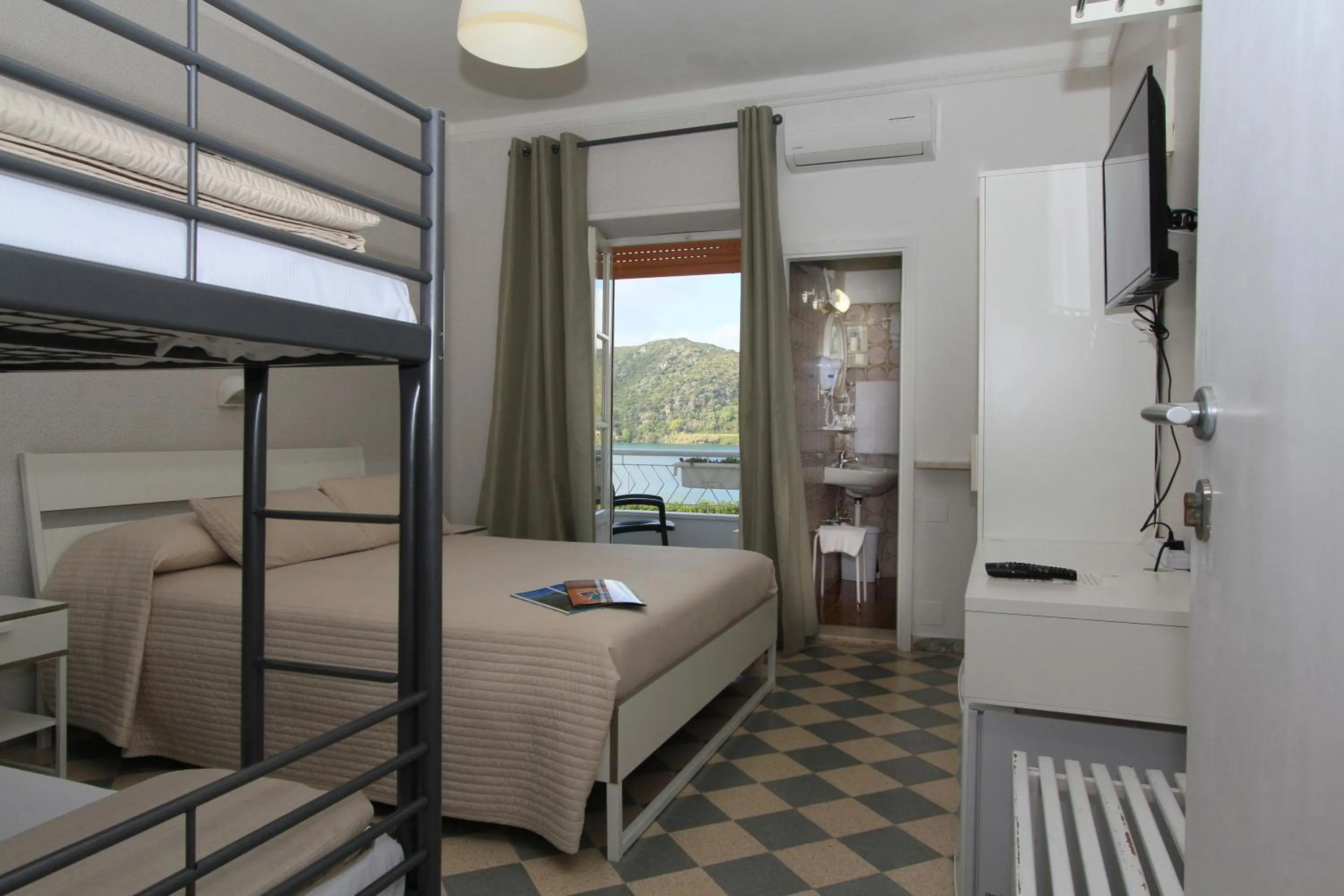 Photo of the whole room in Miralago