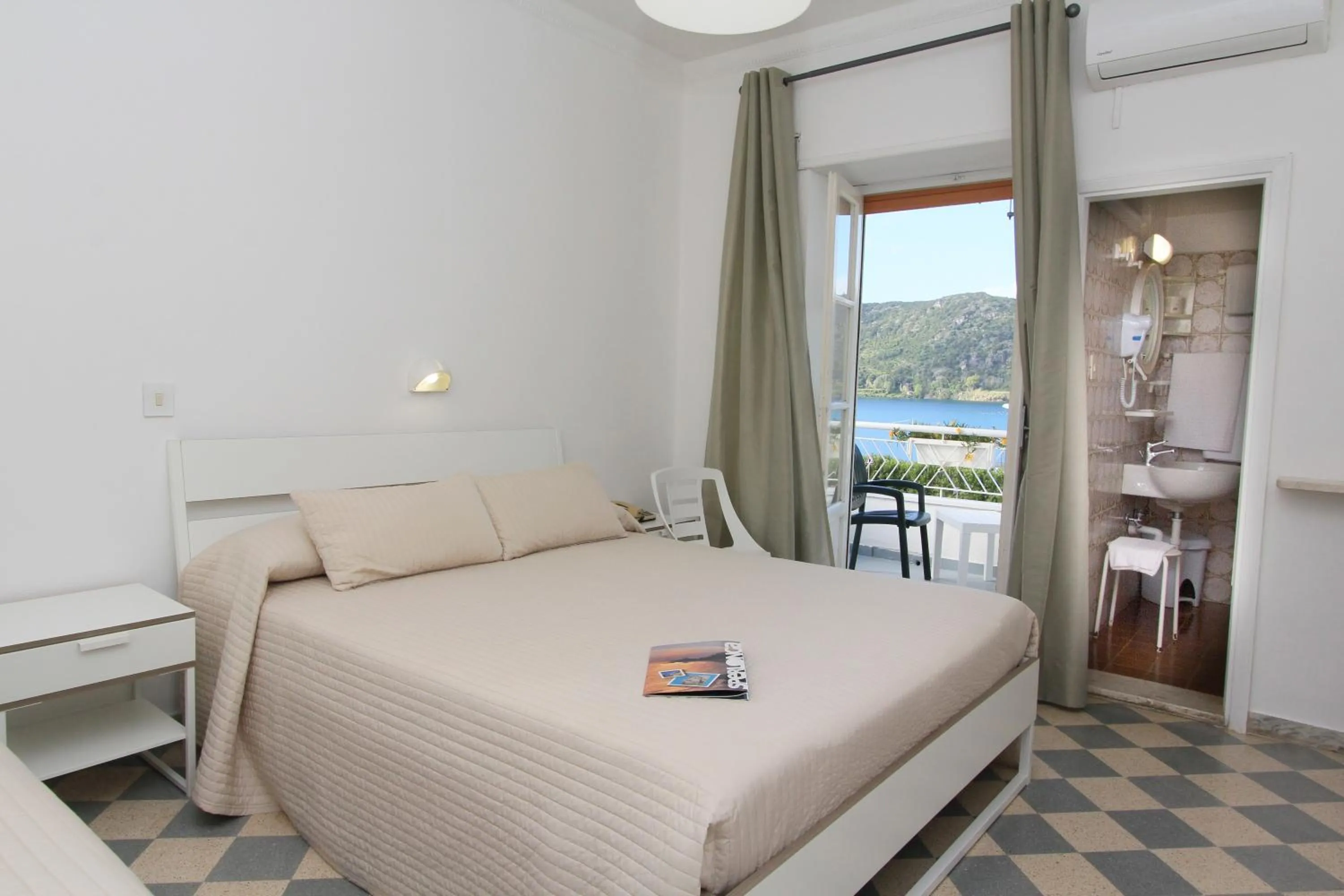 Photo of the whole room in Miralago