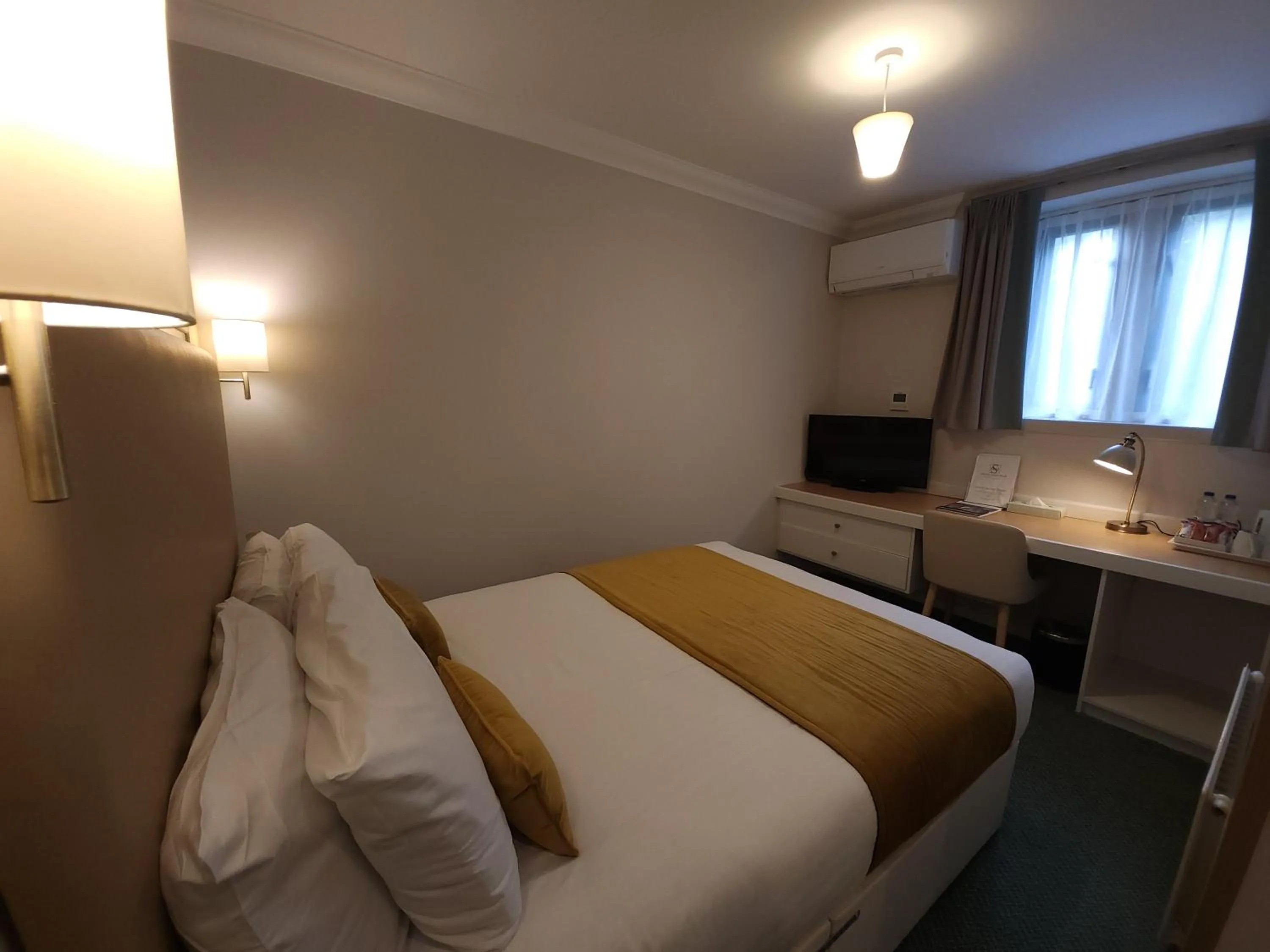 Bedroom, Bed in Stanton House Hotel