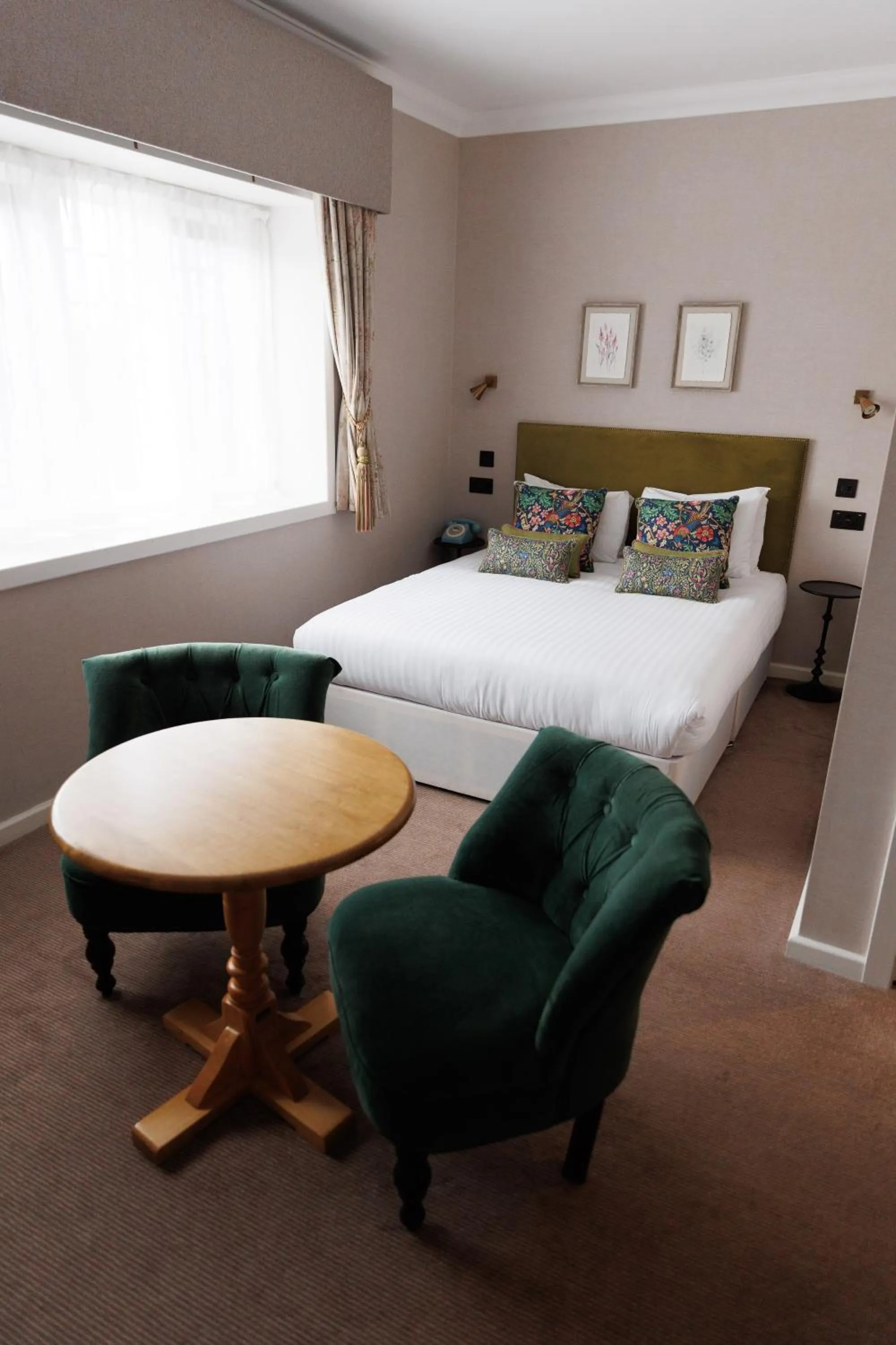 Photo of the whole room, Bed in Stanton House Hotel