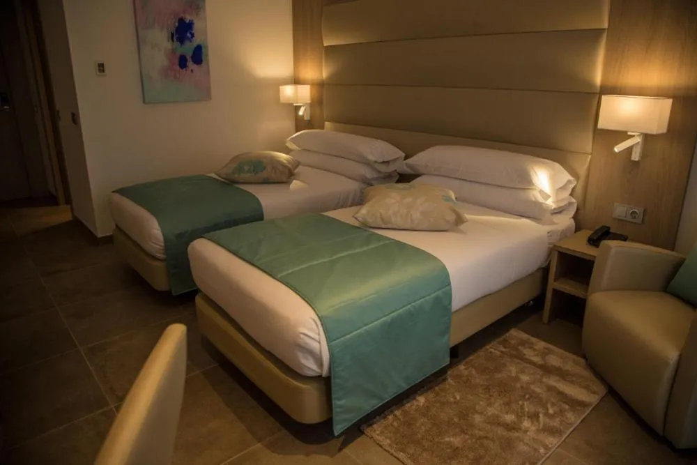 Bed in AZ Hôtels Zephyr