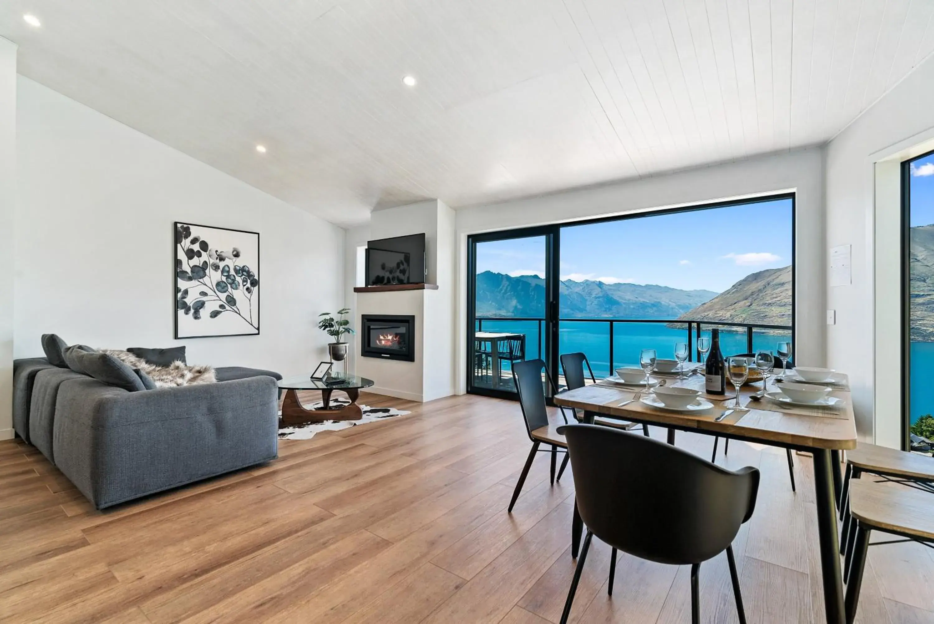 Modern Luxe House with Magnificent View Modern Luxe House with Magnificent View