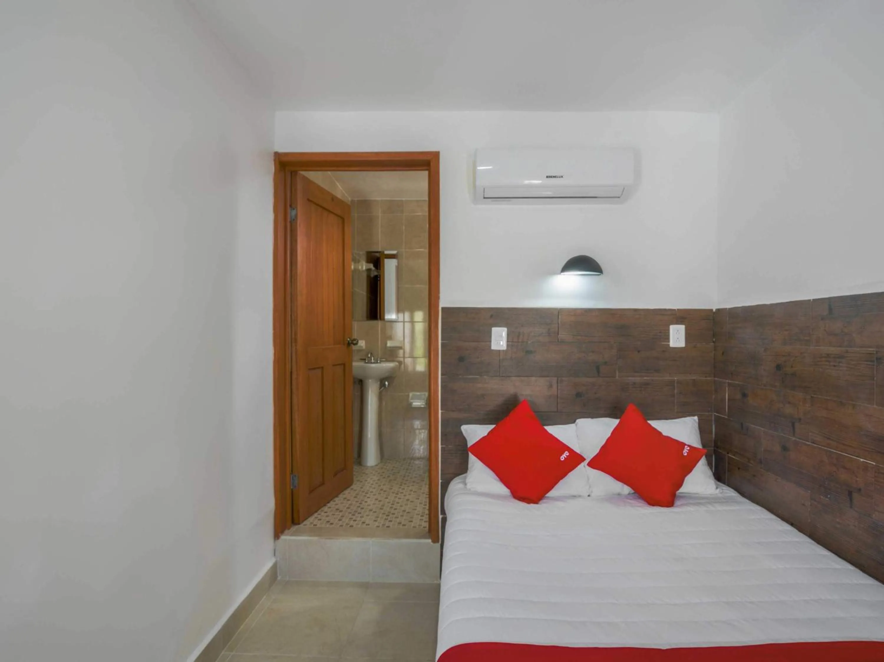 Bedroom, Bed in OYO Hotel Palma Real