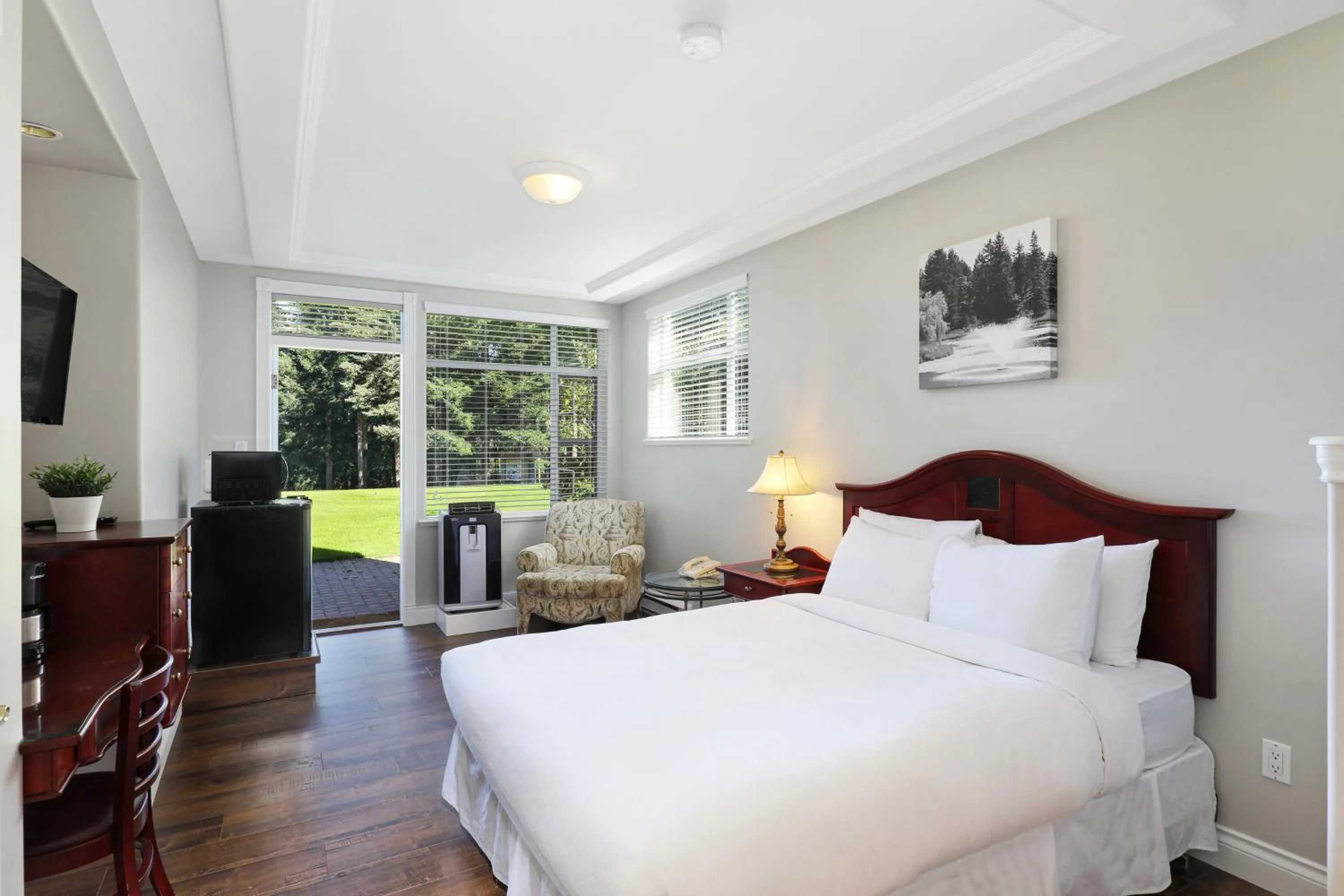 Photo of the whole room, Bed in Crown Isle Resort & Golf Community