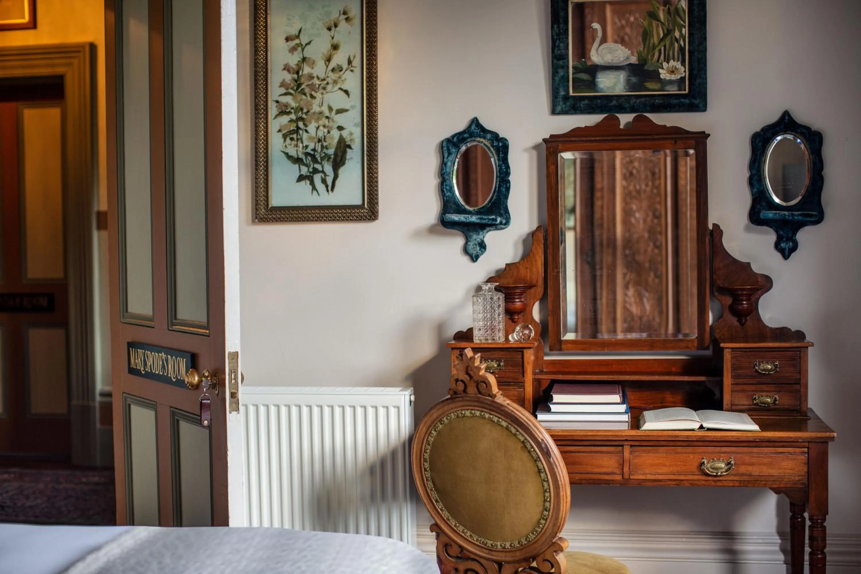 Seating area, Bed in The Corinda Collection