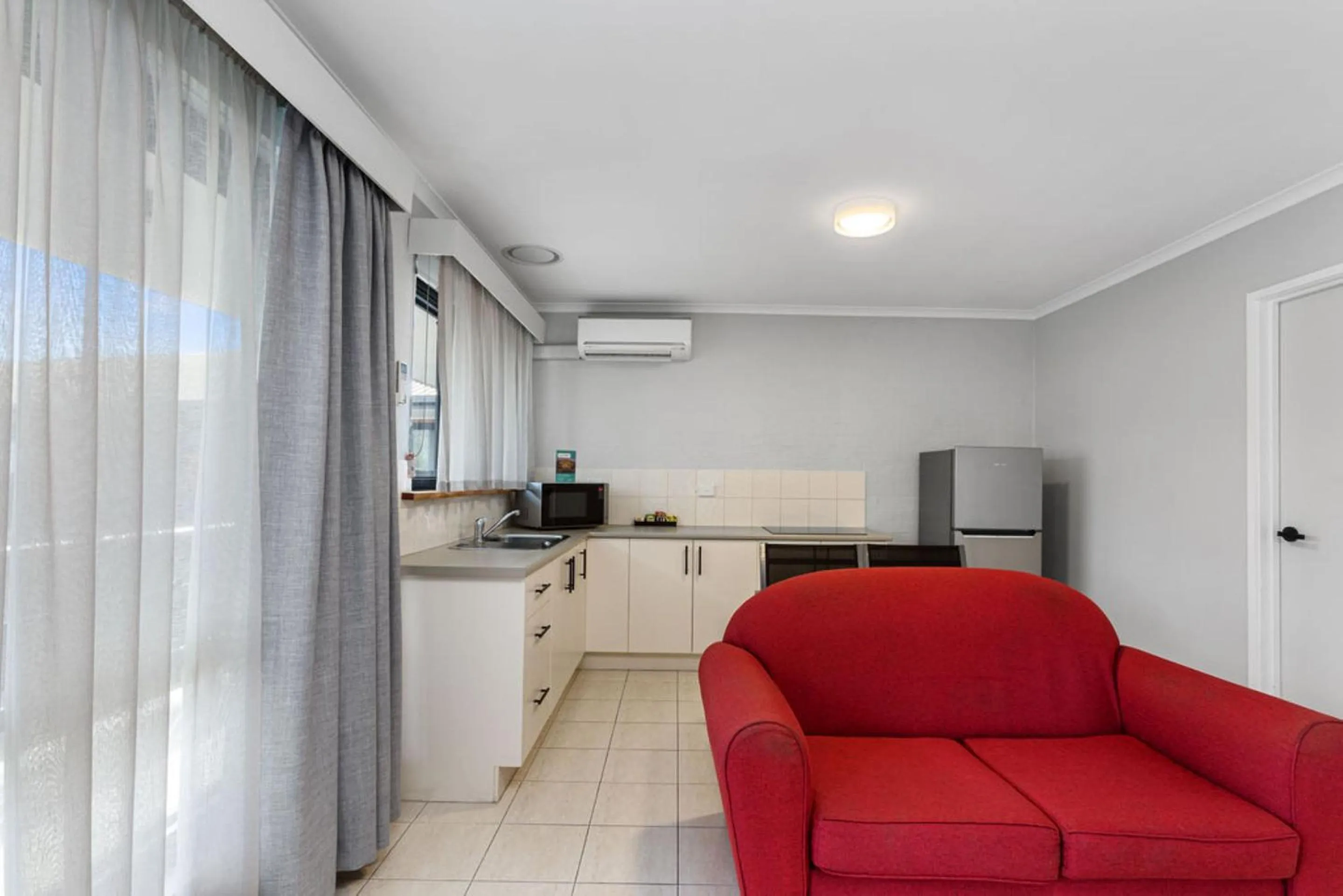 Kitchen or kitchenette in Apollo Bay Motel & Apartments