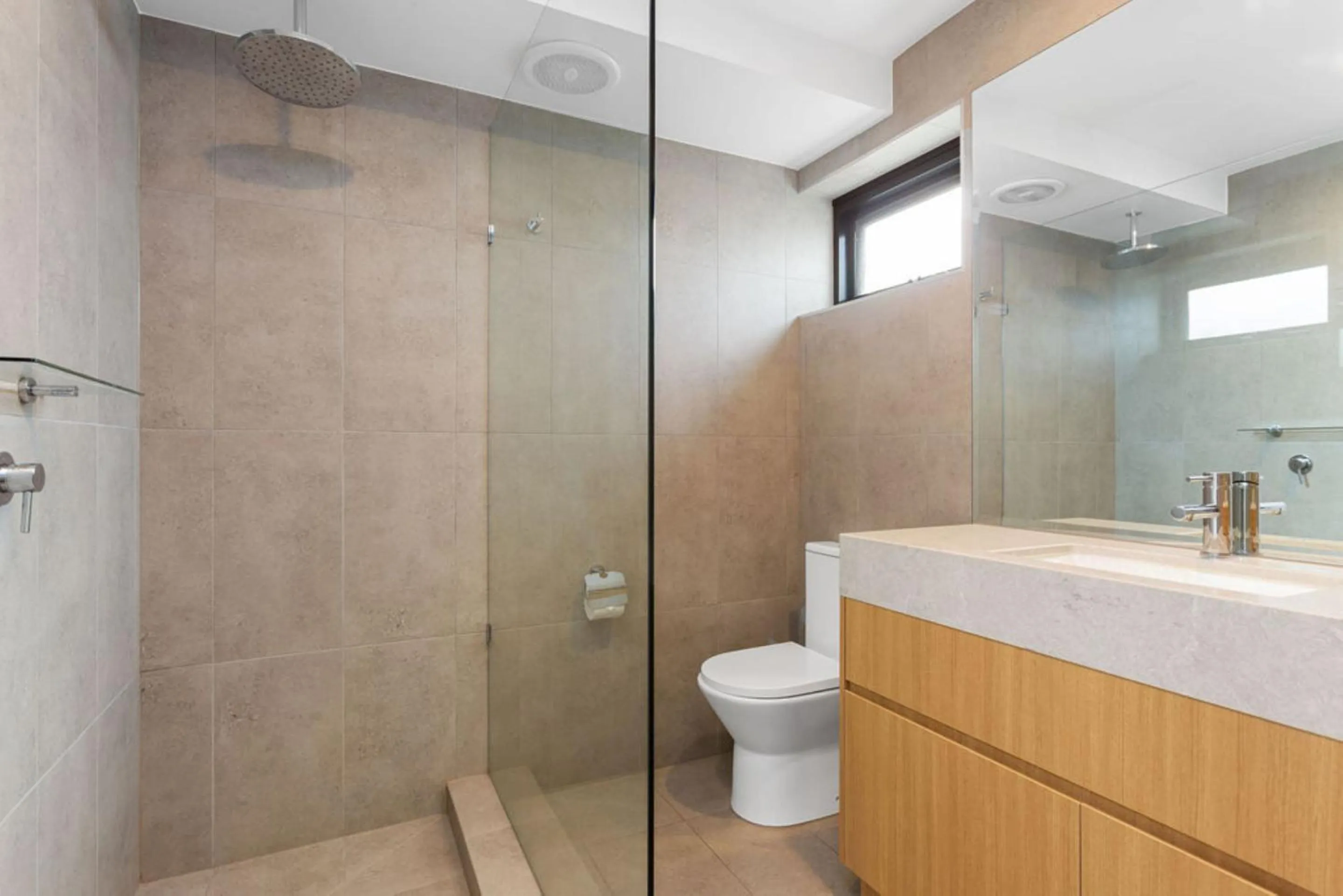 Bathroom in Apollo Bay Motel & Apartments