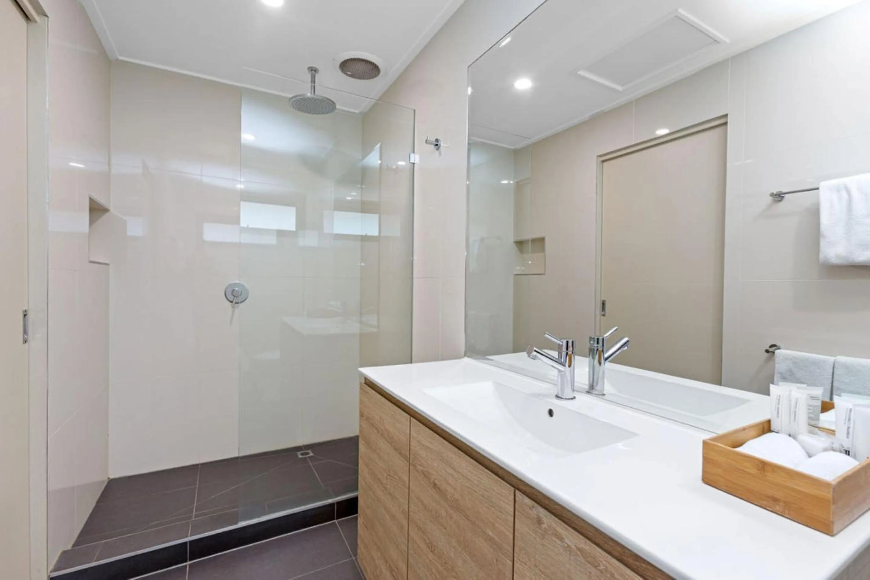 Bathroom in Apollo Bay Motel & Apartments