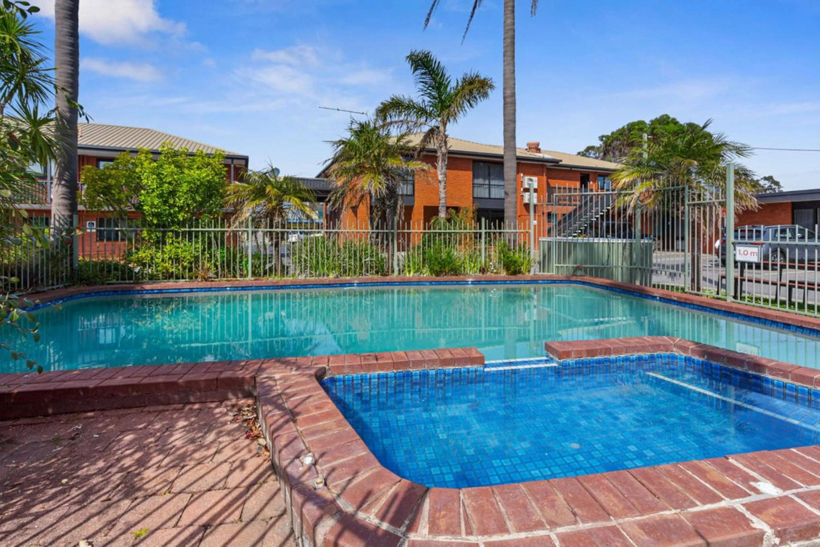 Swimming pool in Apollo Bay Motel & Apartments