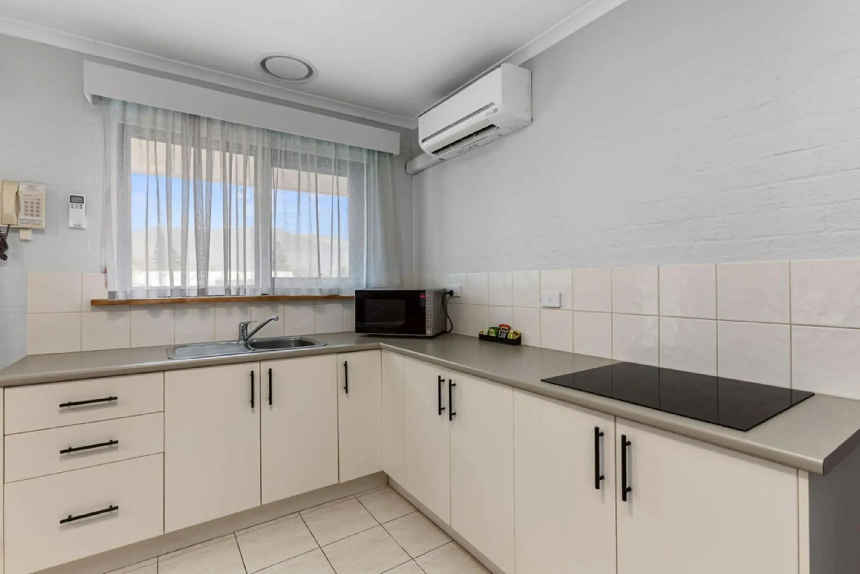 Kitchen or kitchenette in Apollo Bay Motel & Apartments Kitchen or kitchenette in Apollo Bay Motel & Apartments
