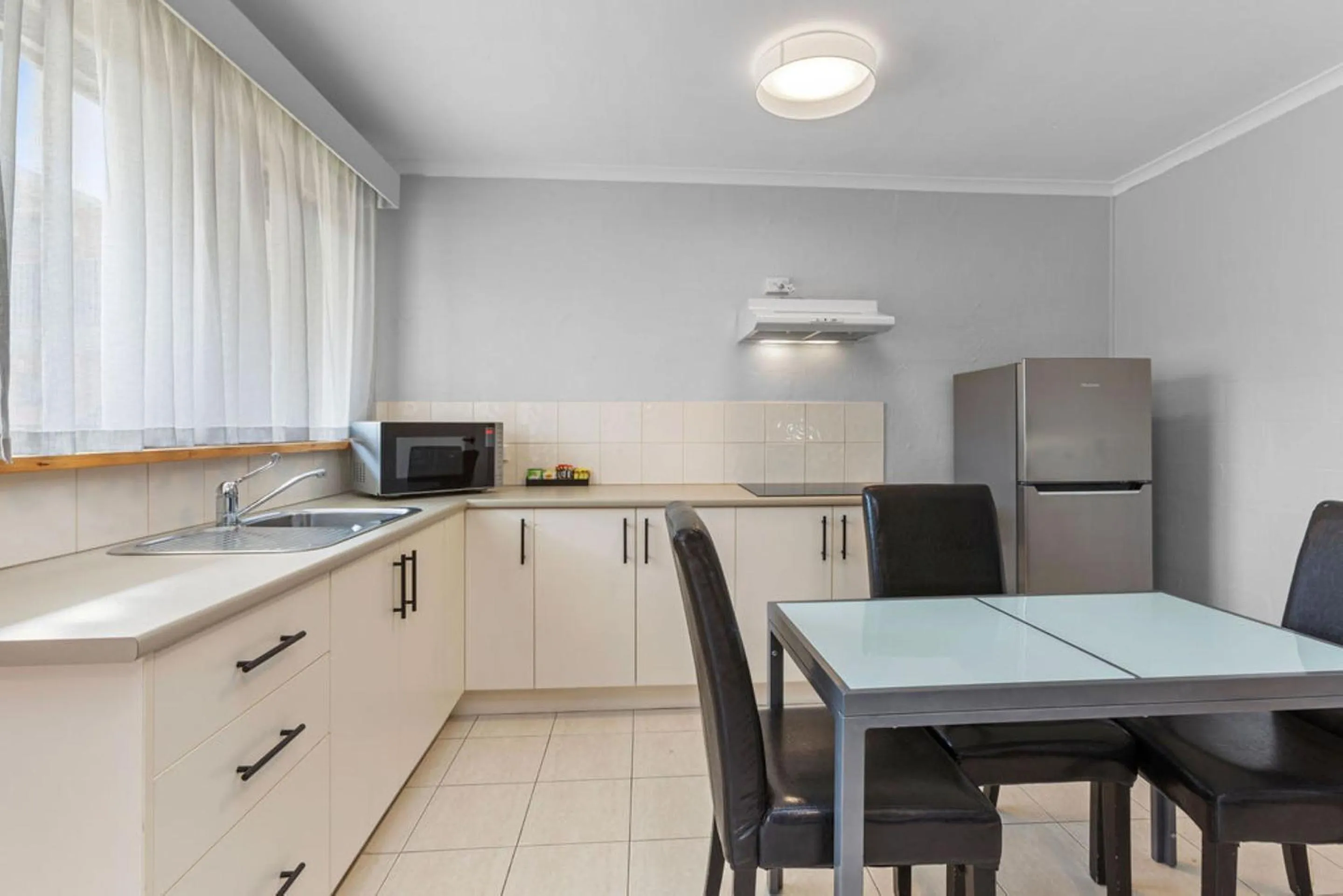 Kitchen or kitchenette in Apollo Bay Motel & Apartments