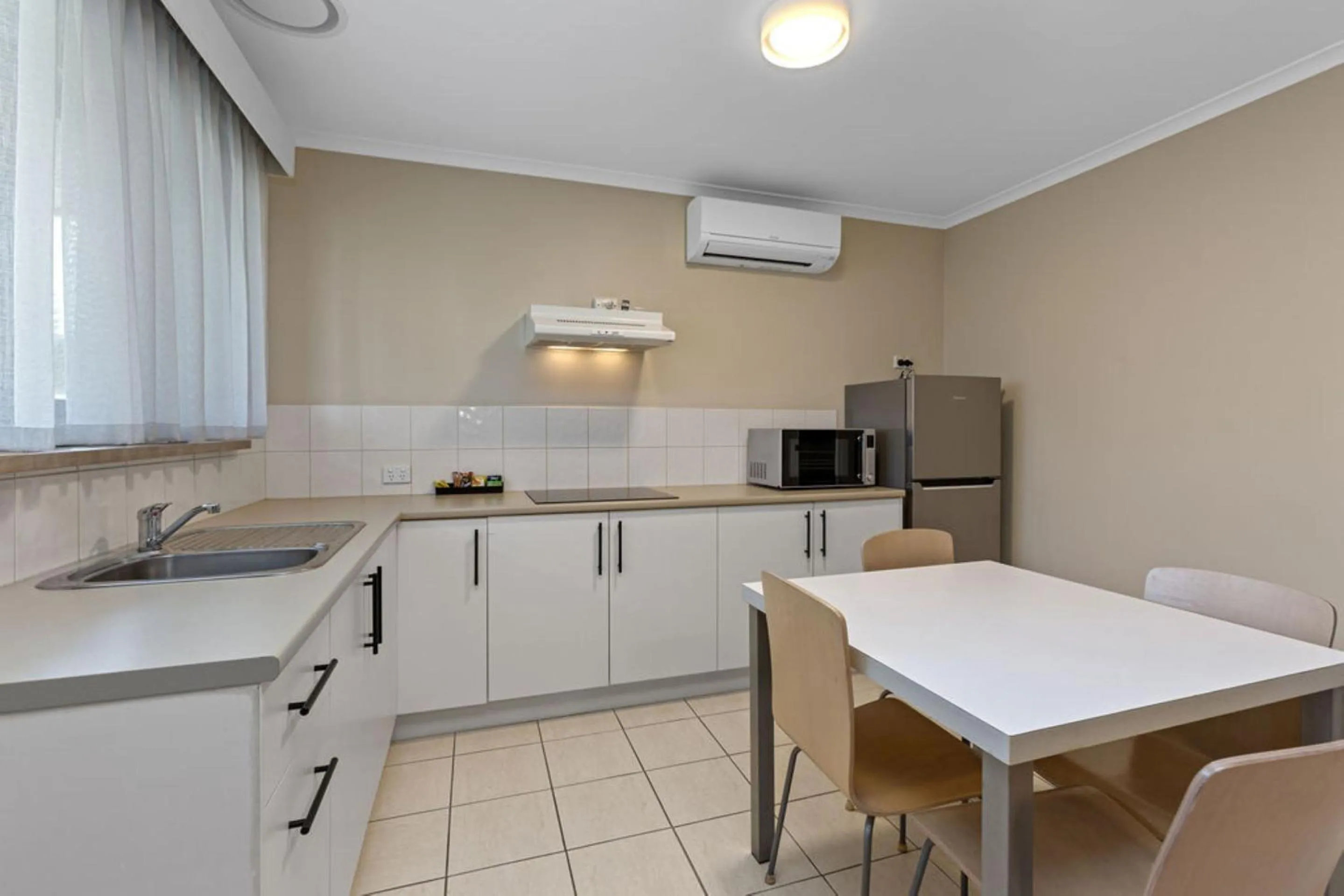 Kitchen or kitchenette in Apollo Bay Motel & Apartments