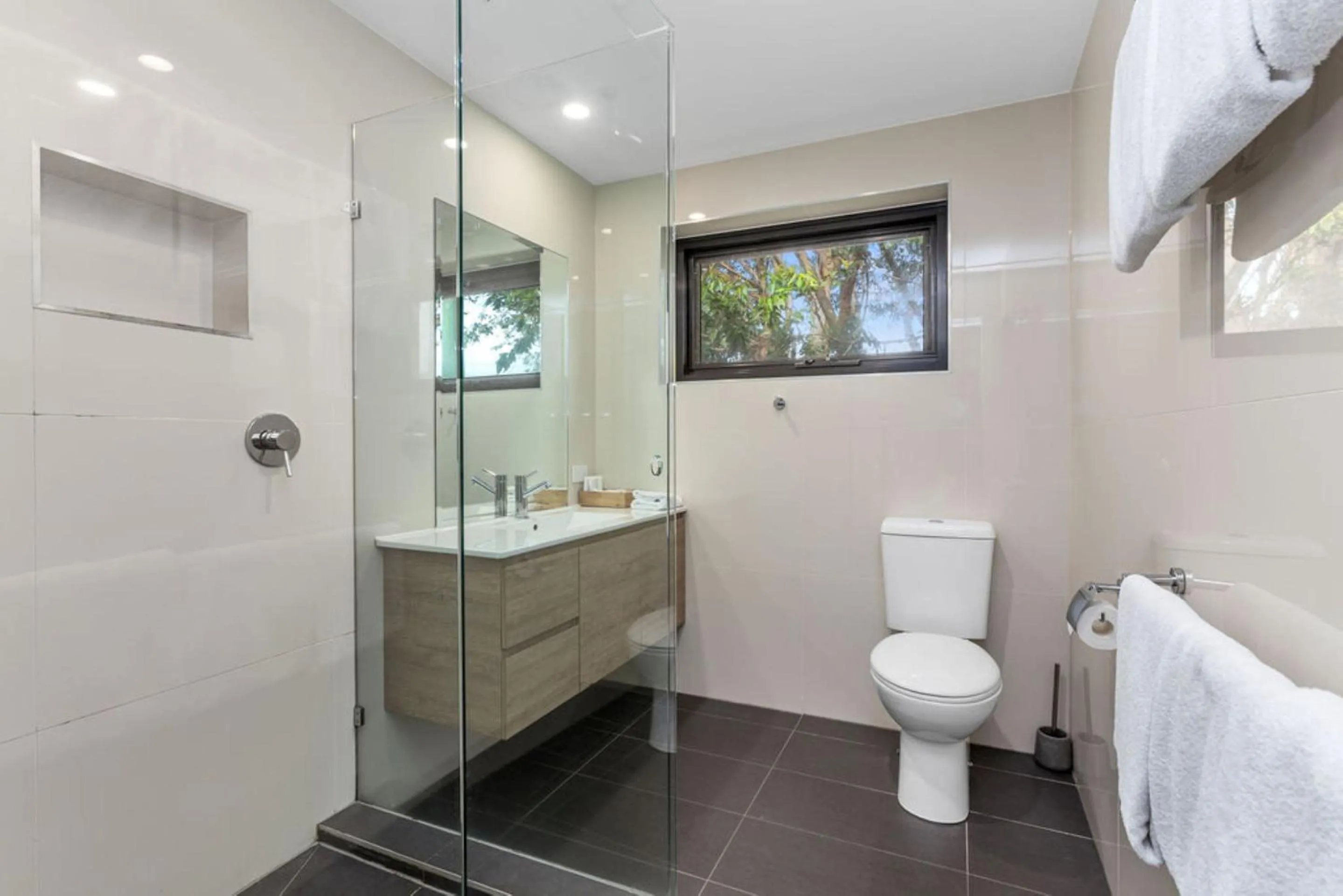 Bathroom in Apollo Bay Motel & Apartments