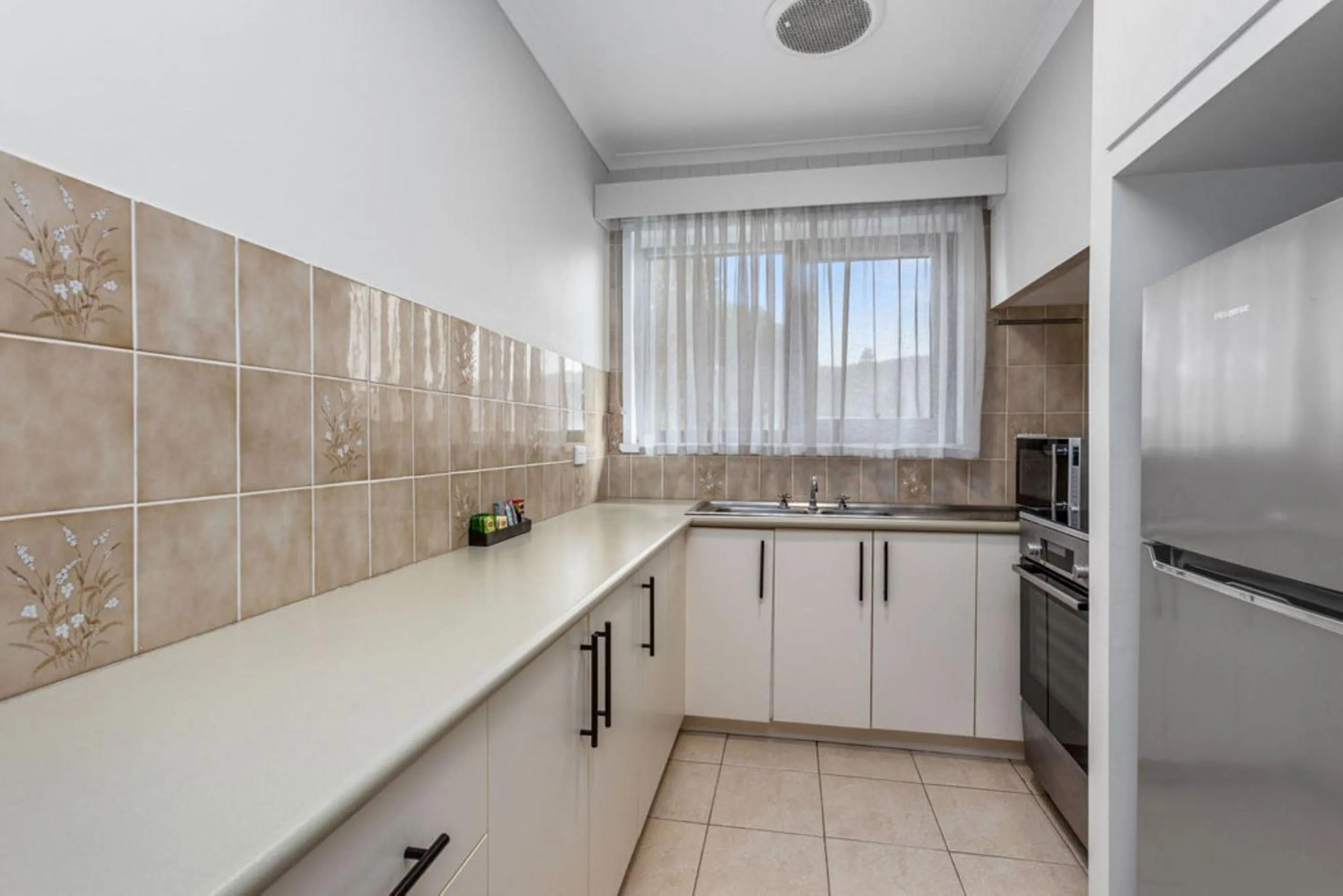 Kitchen or kitchenette in Apollo Bay Motel & Apartments