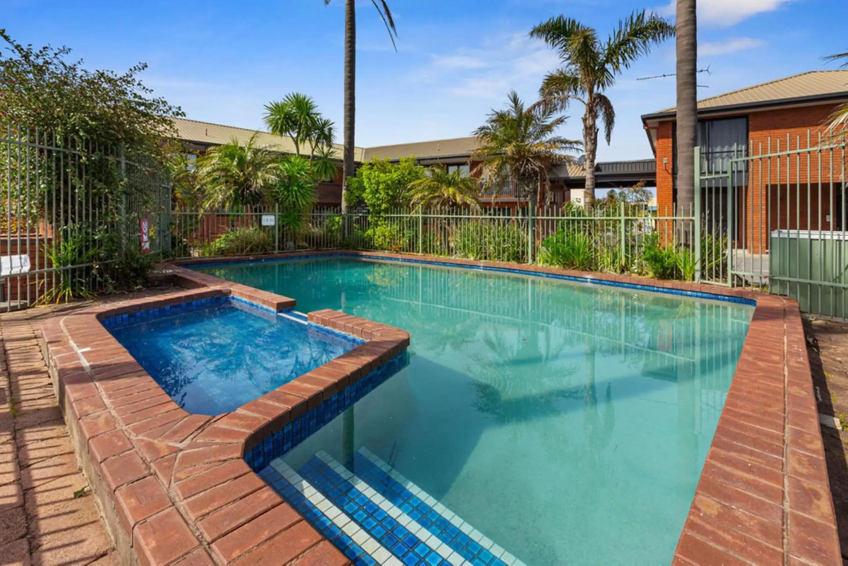 Swimming pool in Apollo Bay Motel & Apartments Swimming pool in Apollo Bay Motel & Apartments