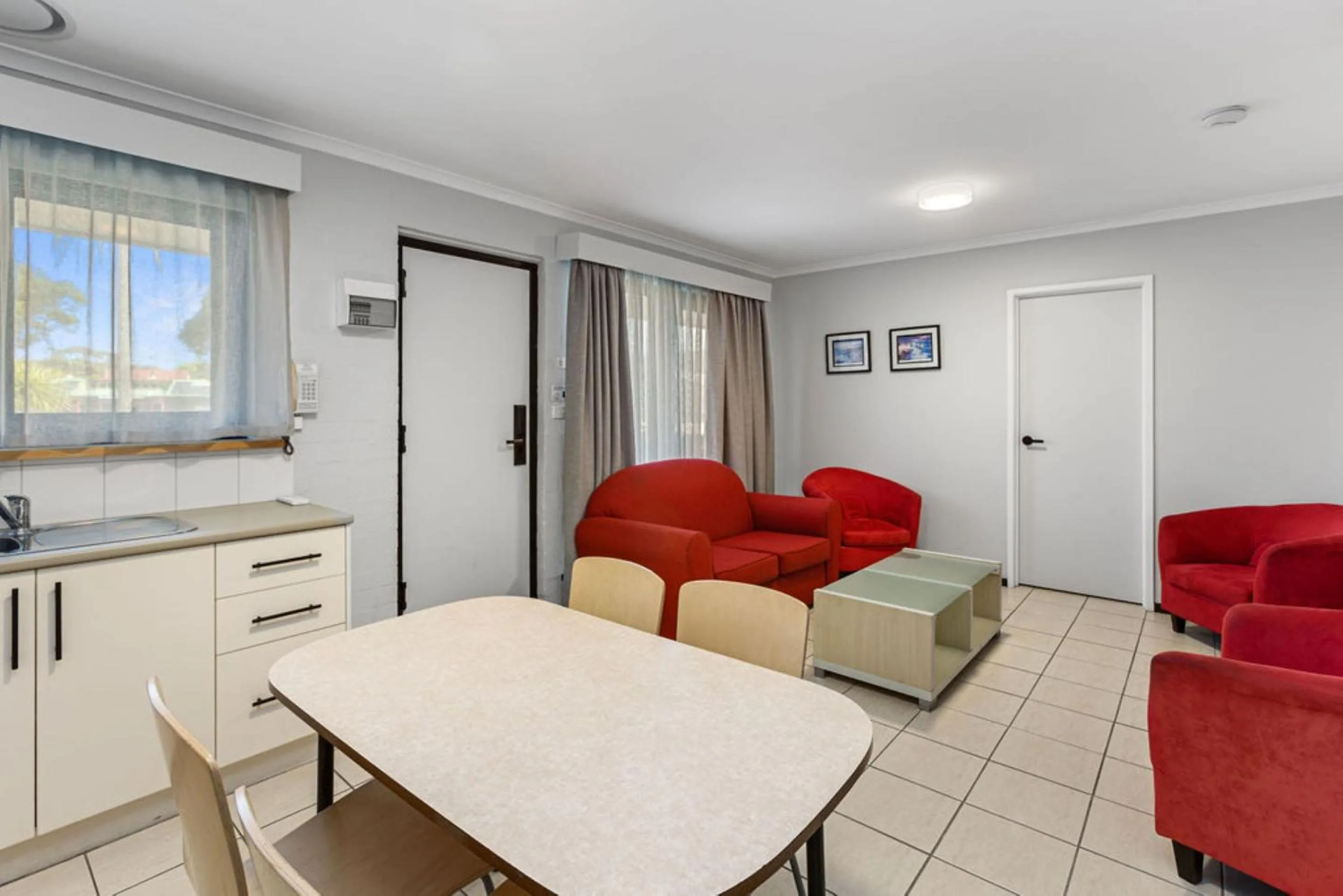 Kitchen or kitchenette in Apollo Bay Motel & Apartments