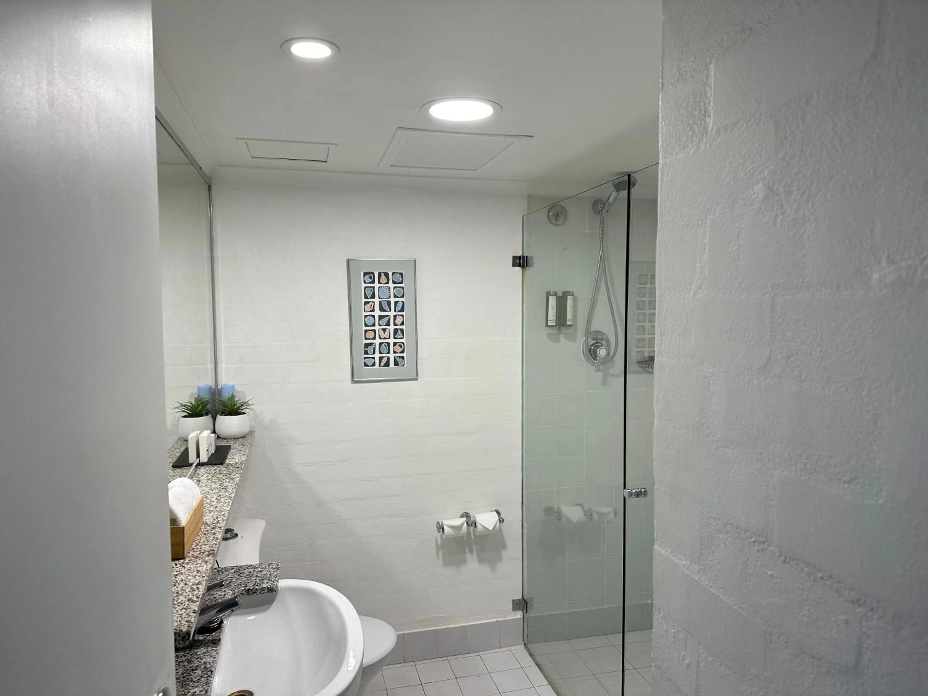 Bathroom in Grand Country Lodge Motel