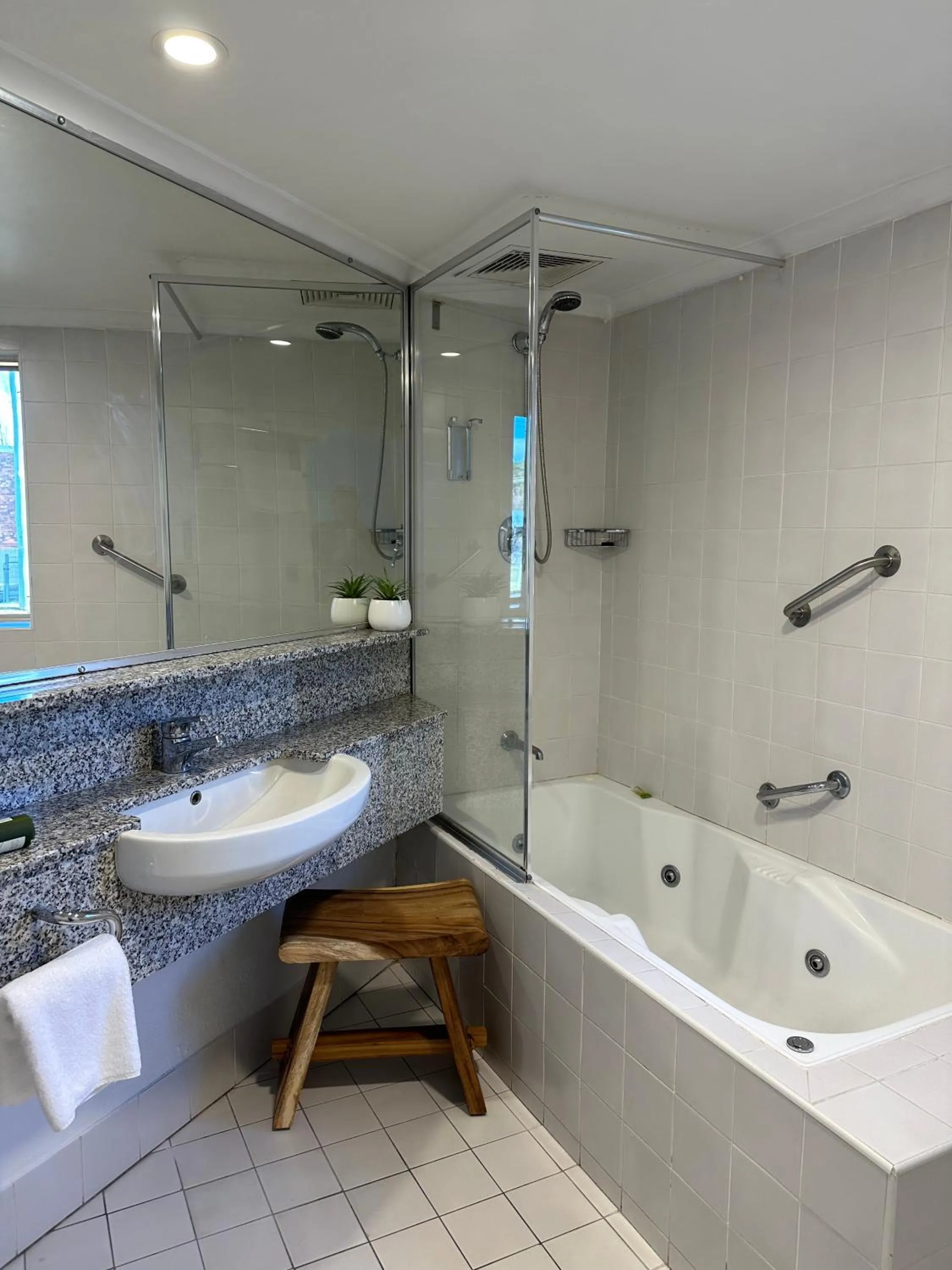 Bathroom in Grand Country Lodge Motel