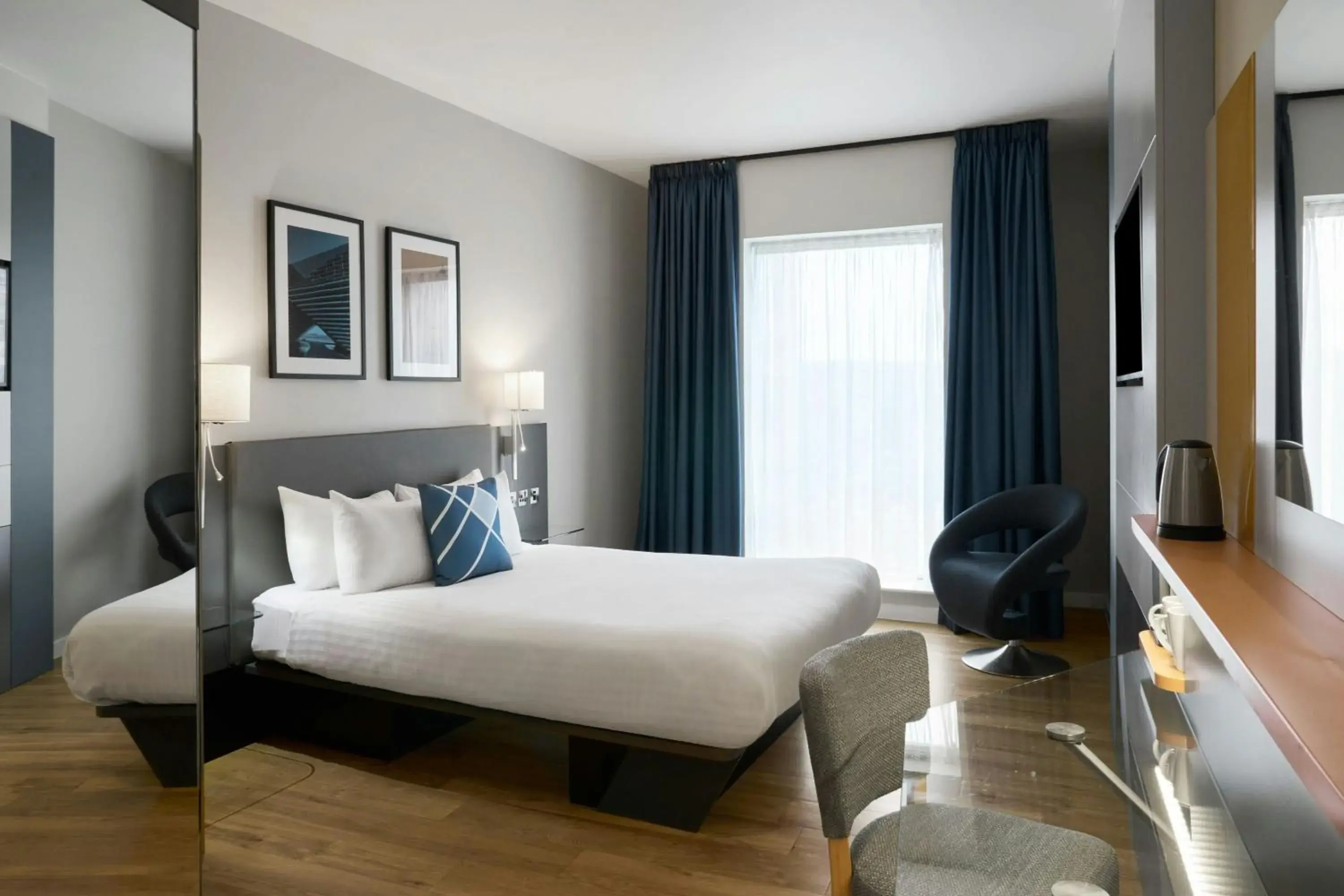 Photo of the whole room, Bed in Four Points Flex by Sheraton Dundee Photo of the whole room, Bed in Four Points Flex by Sheraton Dundee