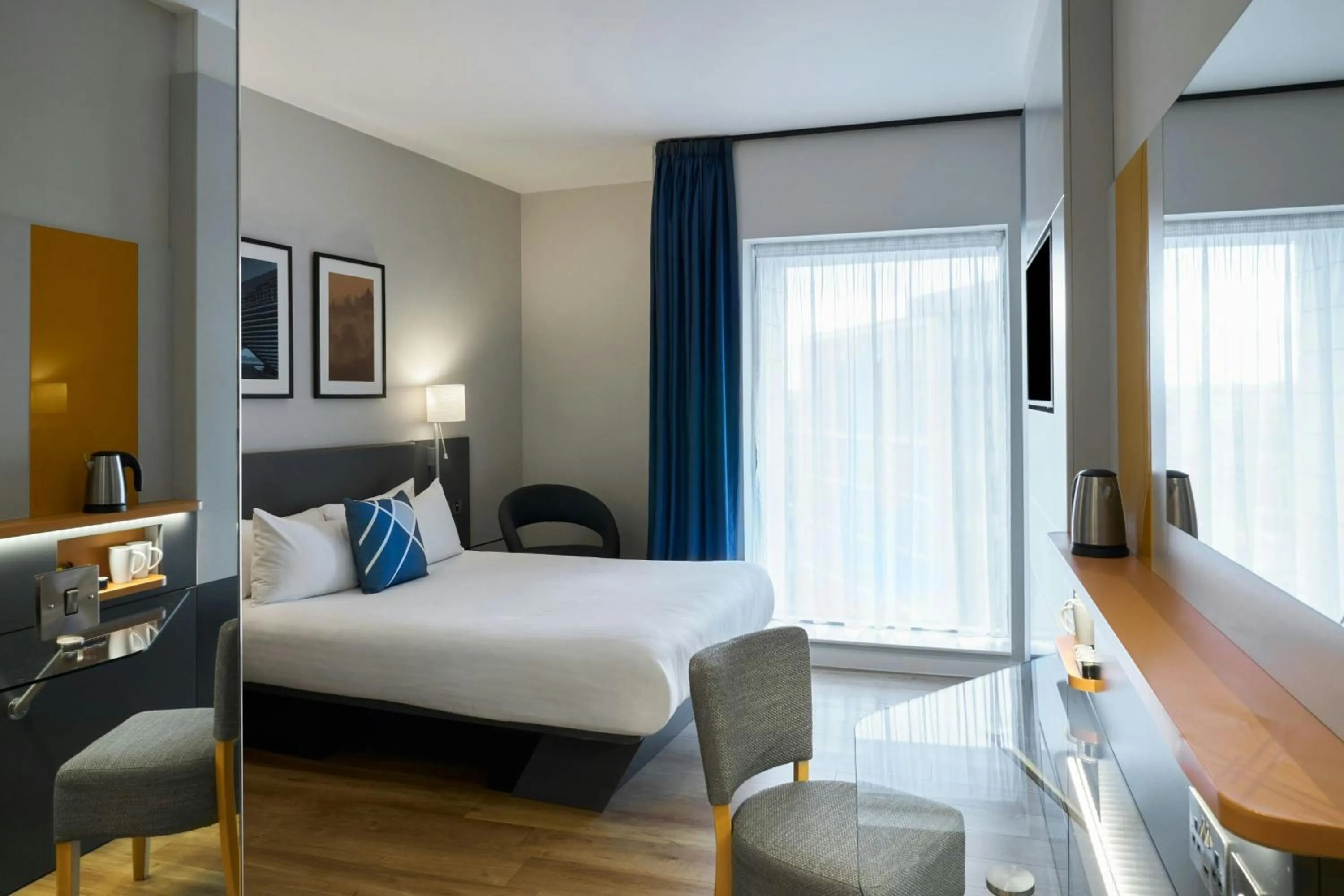 Photo of the whole room, Bed in Four Points Flex by Sheraton Dundee