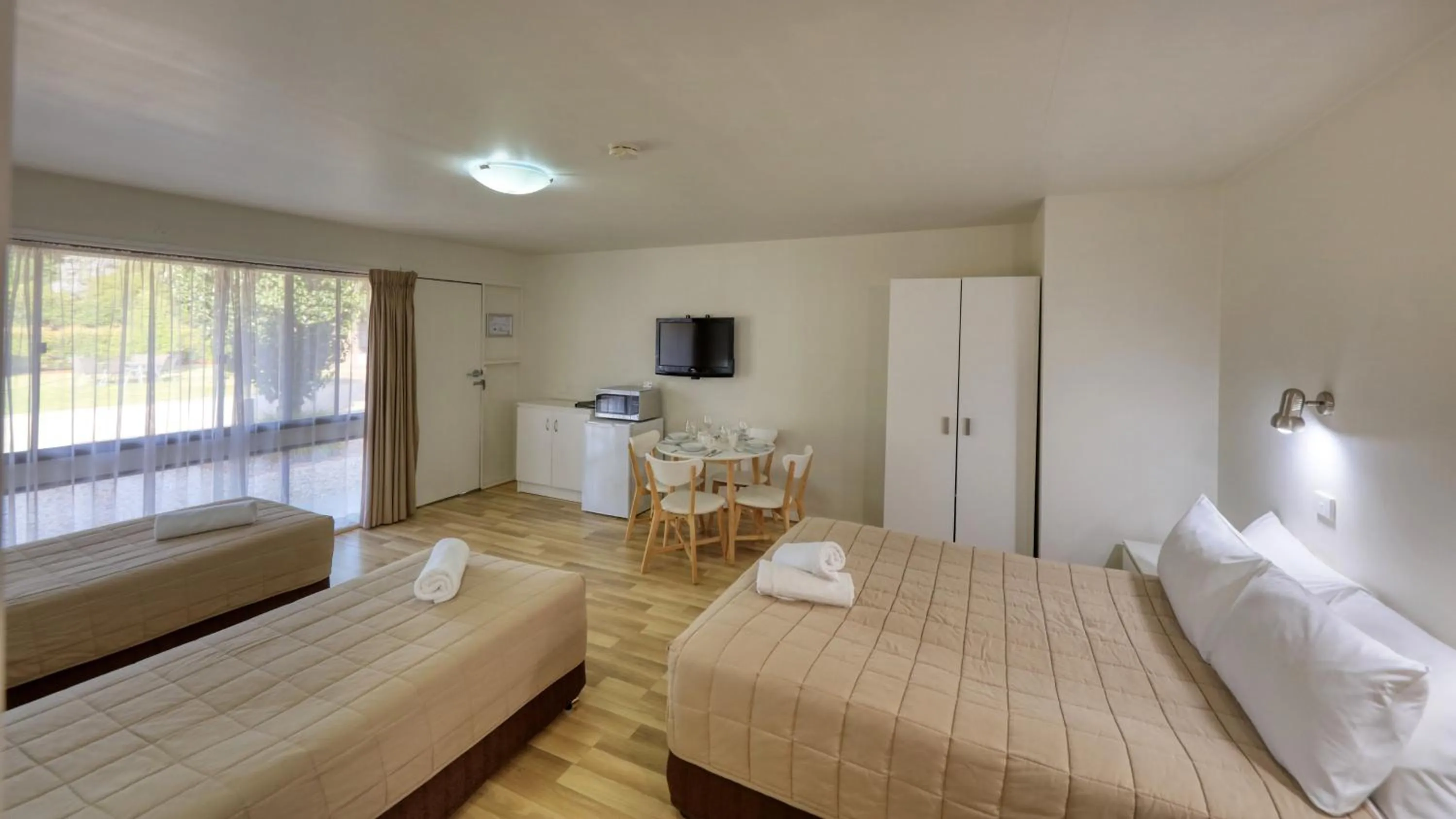 TV and multimedia, Bed in Motel Meneres