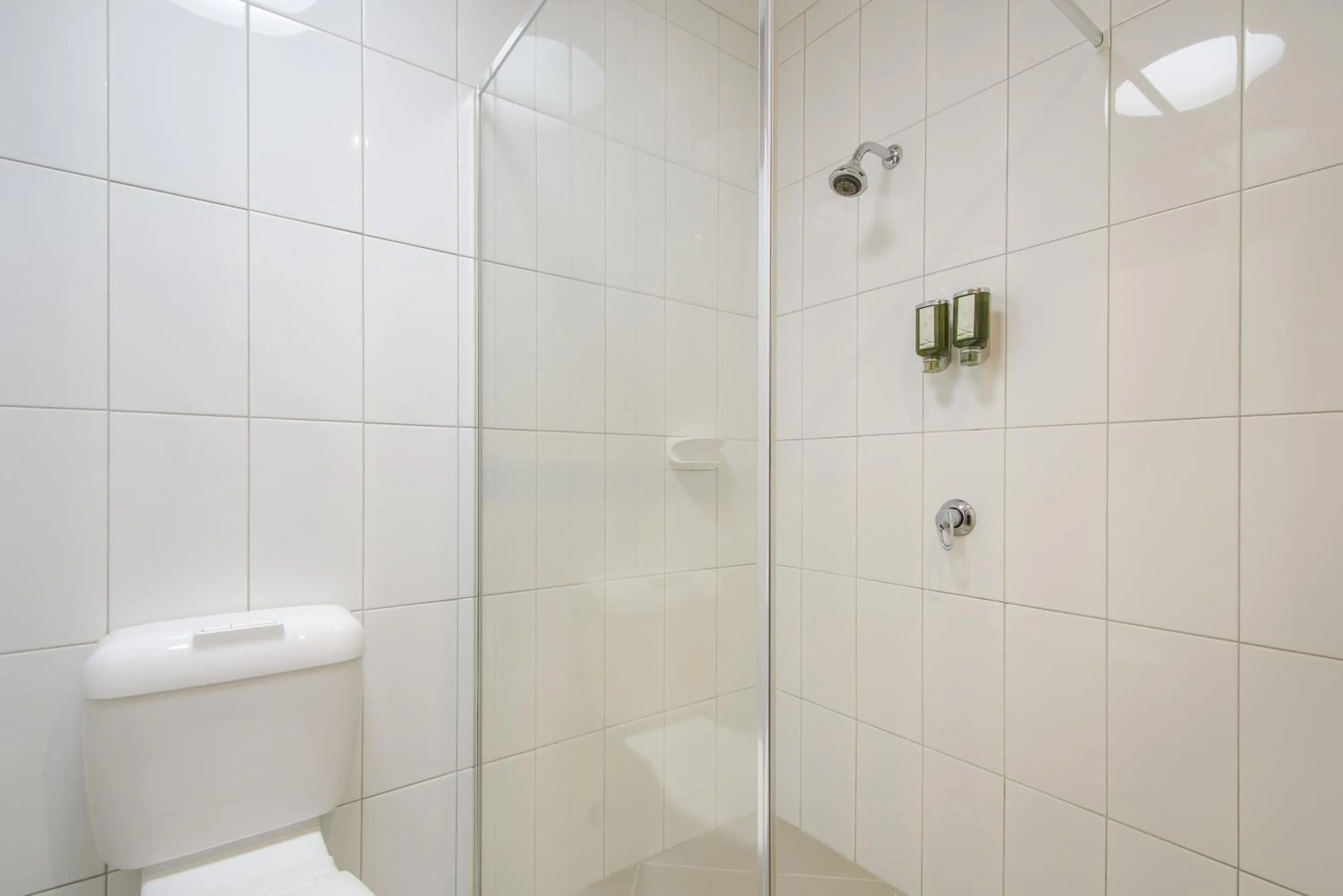 Shower in Werribee Motel and Apartments