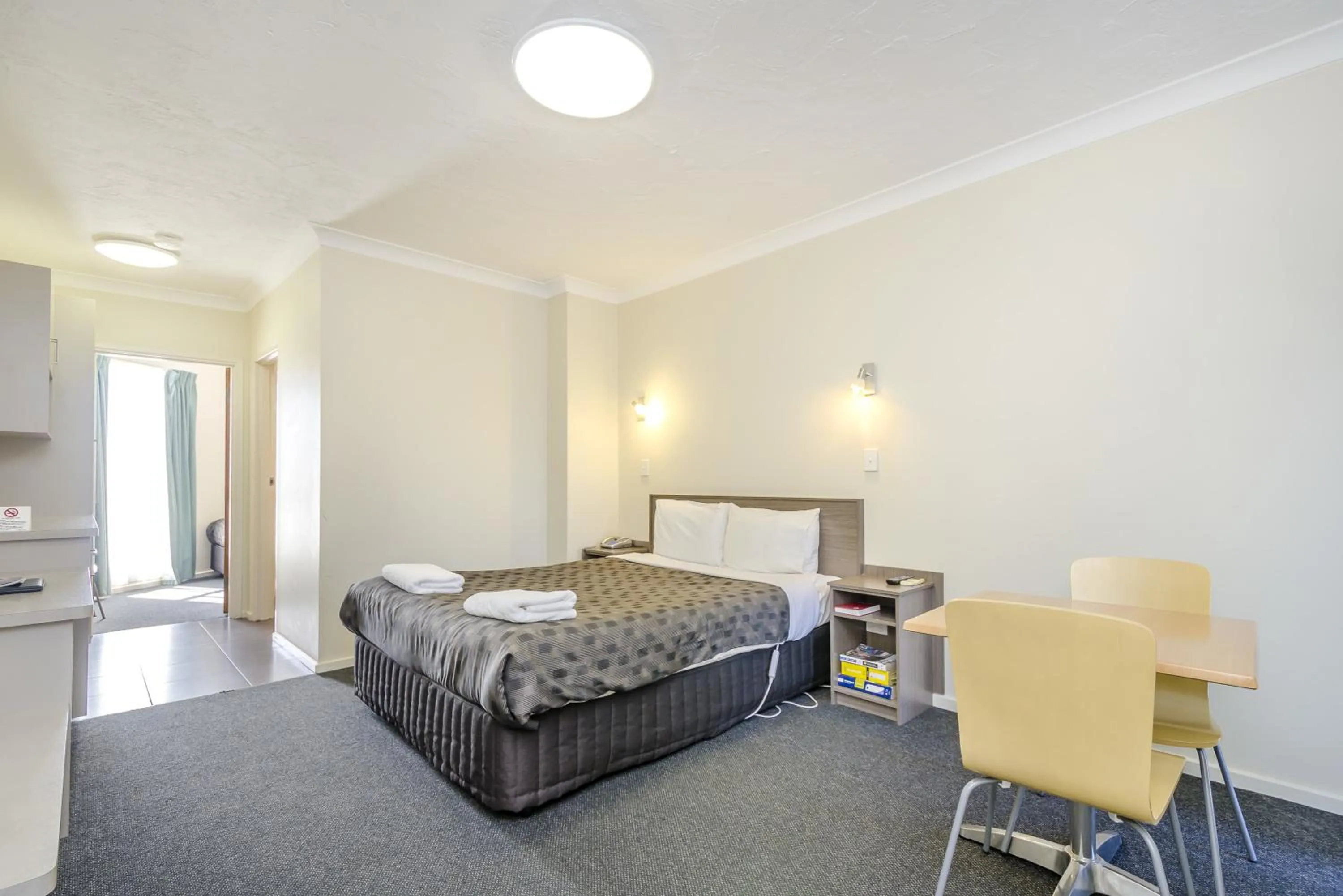 Kitchen or kitchenette, Bed in Werribee Motel and Apartments