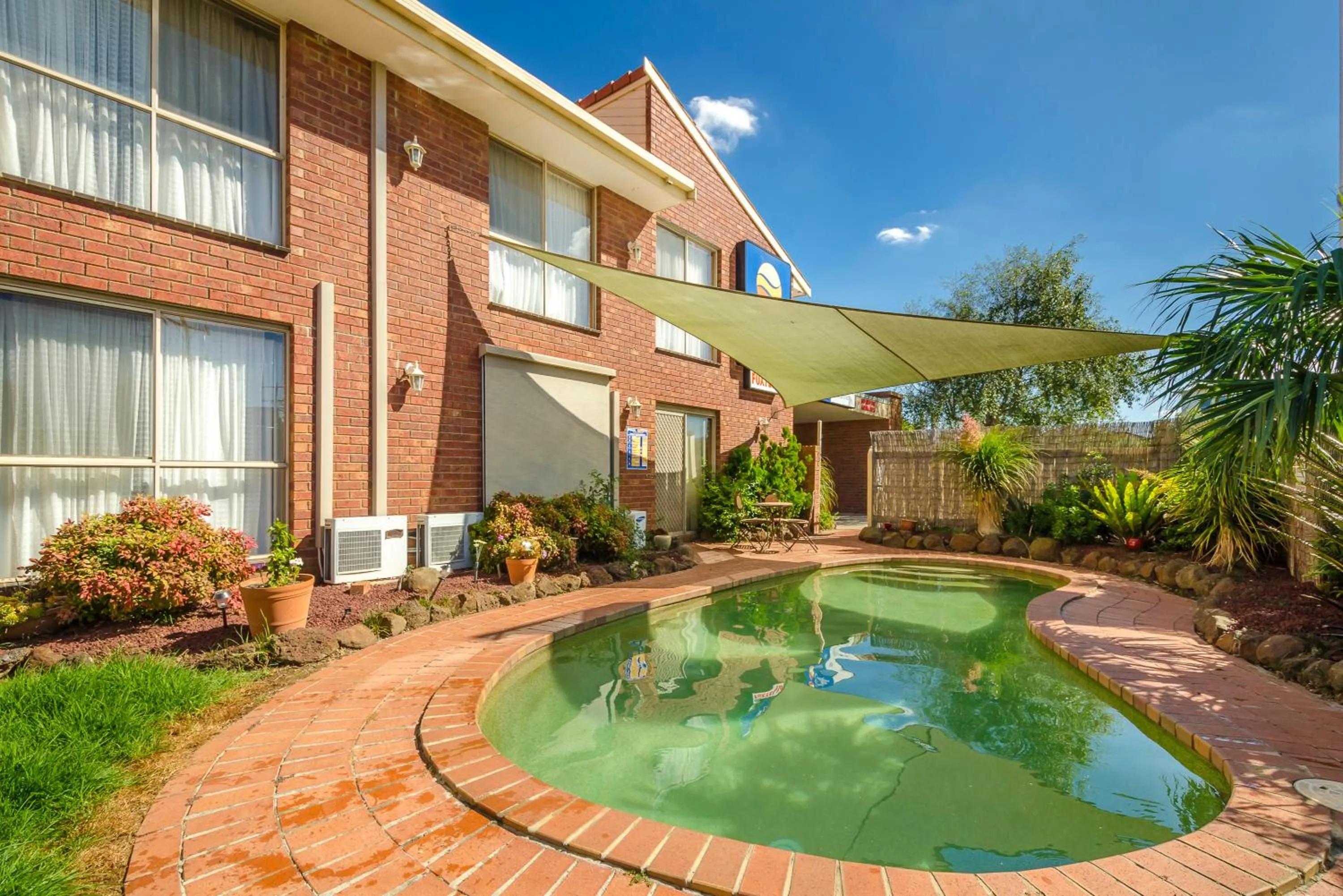 Swimming pool in Werribee Motel and Apartments
