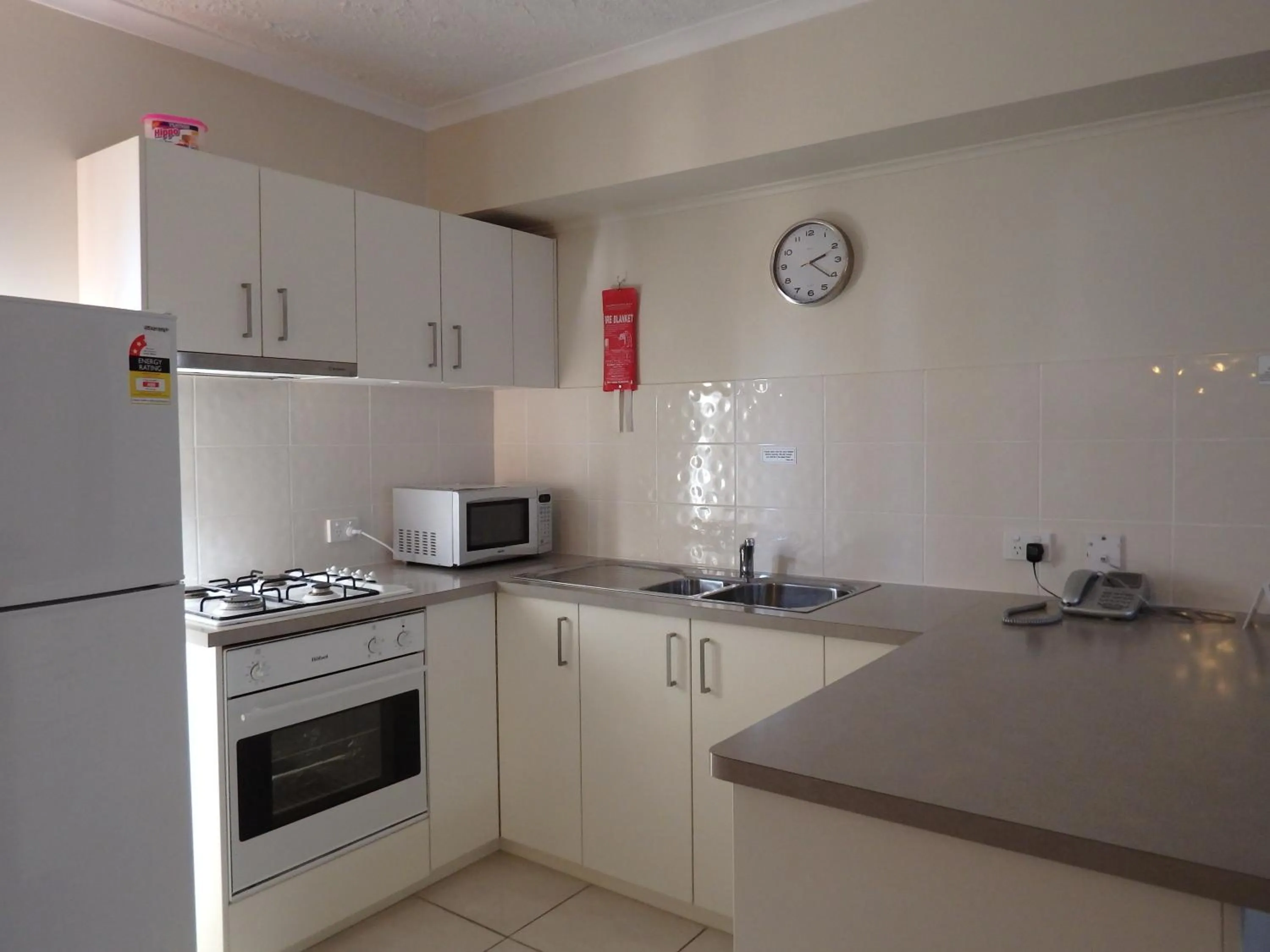 Kitchen or kitchenette in Werribee Motel and Apartments
