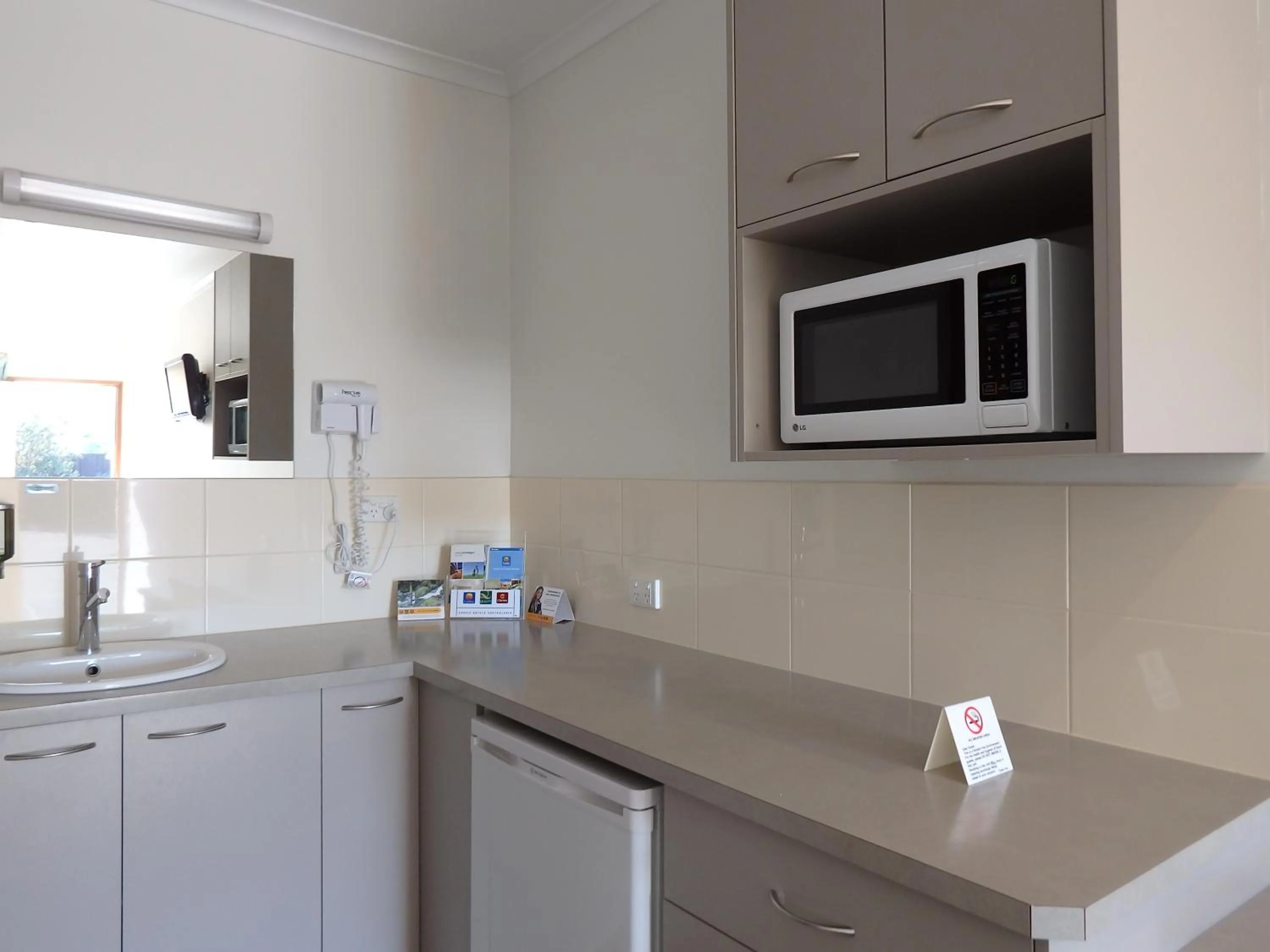 Kitchen or kitchenette in Werribee Motel and Apartments