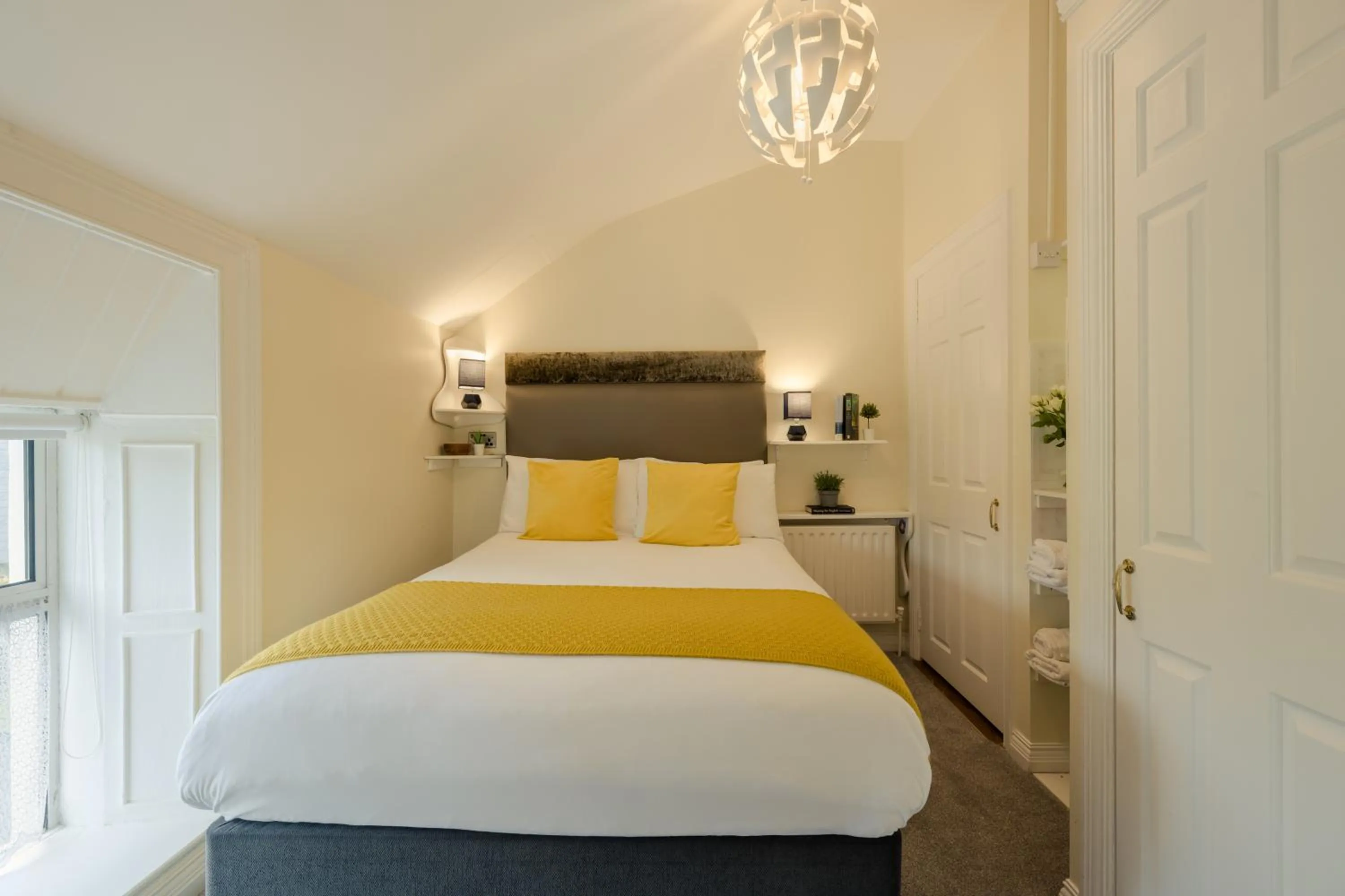 Bedroom, Bed in The Waterfront