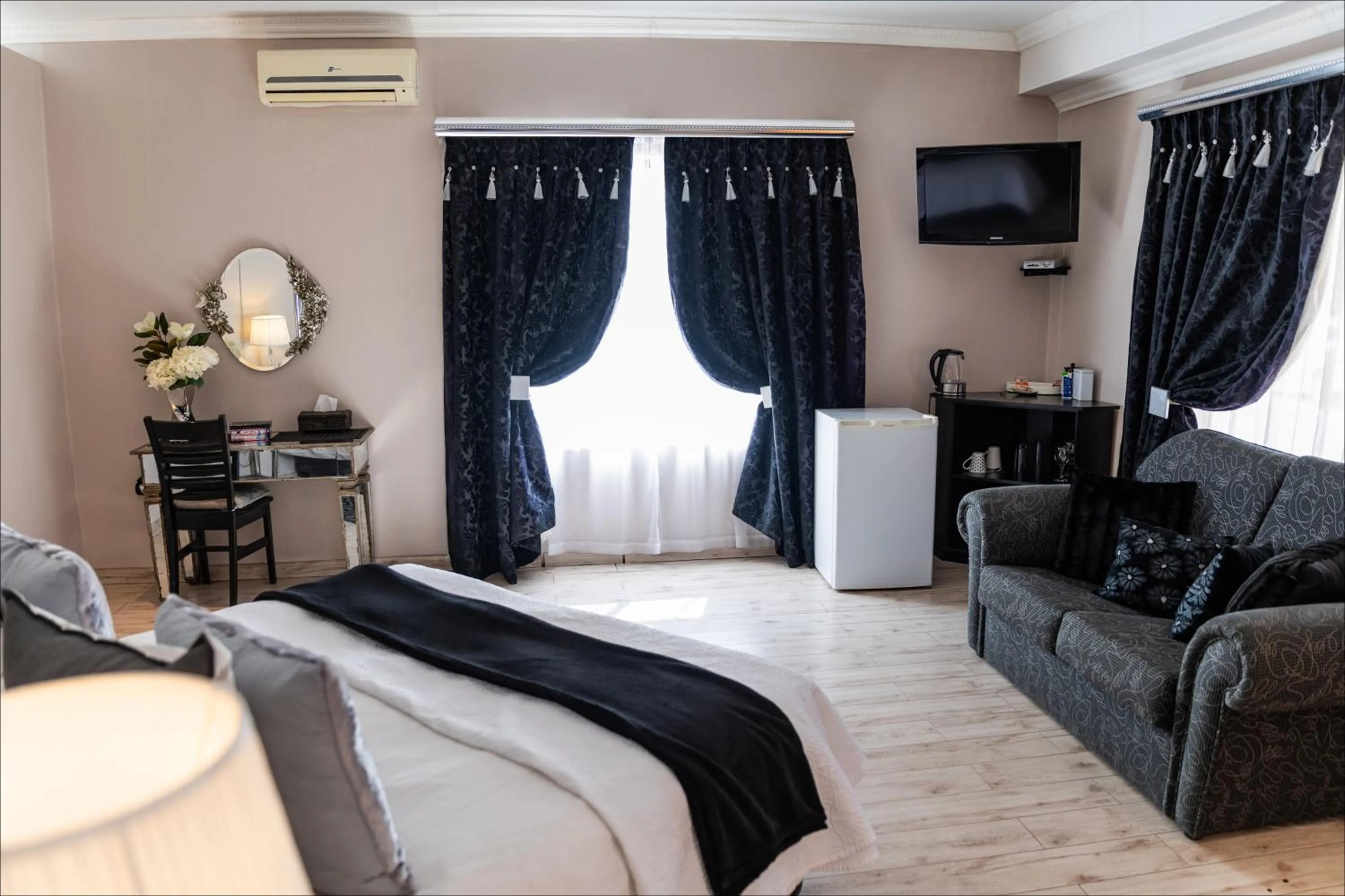 Bedroom, Bed in Lavender Hill Country Estate and Wedding Venue