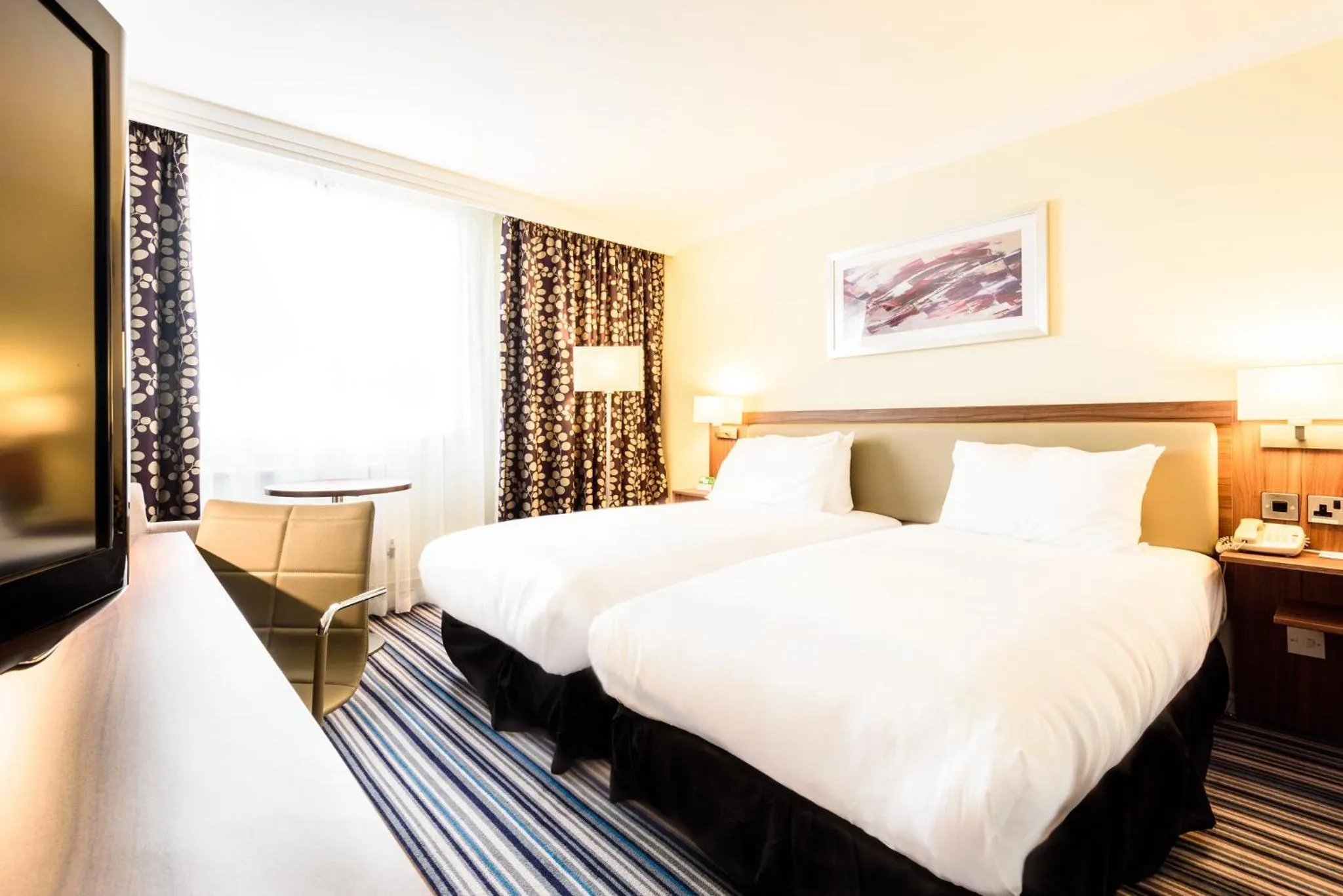 Photo of the whole room, Bed in Holiday Inn Portsmouth by IHG