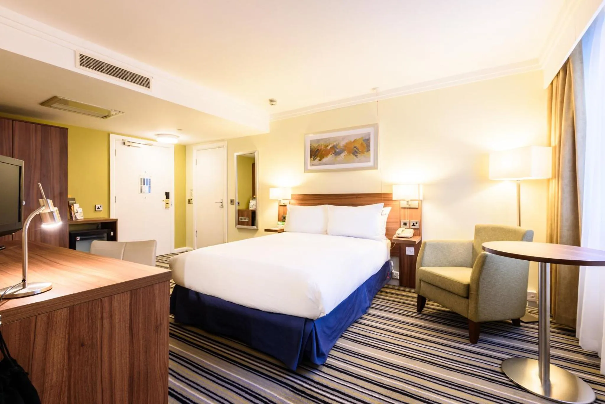 Photo of the whole room, Bed in Holiday Inn Portsmouth by IHG