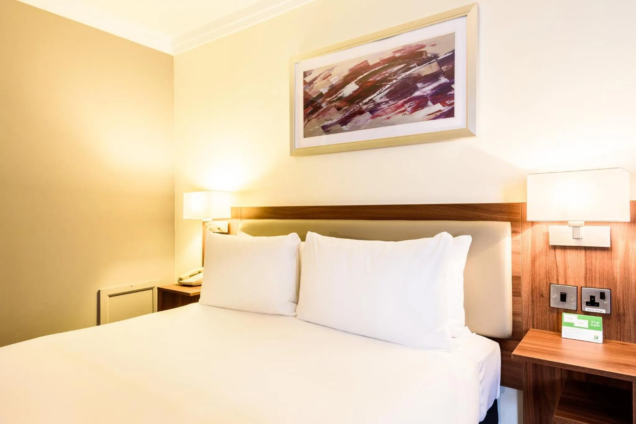 Photo of the whole room, Bed in Holiday Inn Portsmouth by IHG