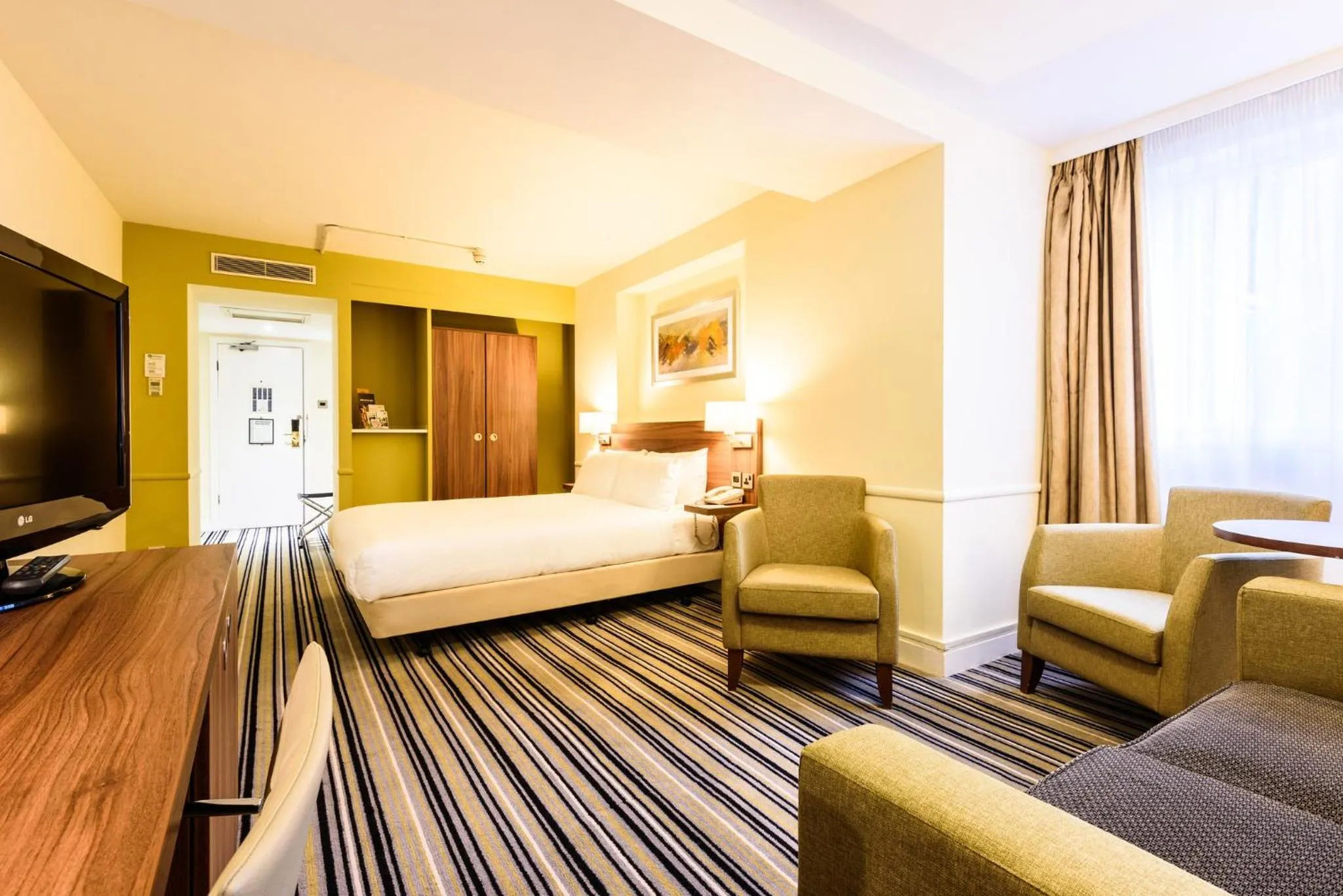 Photo of the whole room, Bed in Holiday Inn Portsmouth by IHG