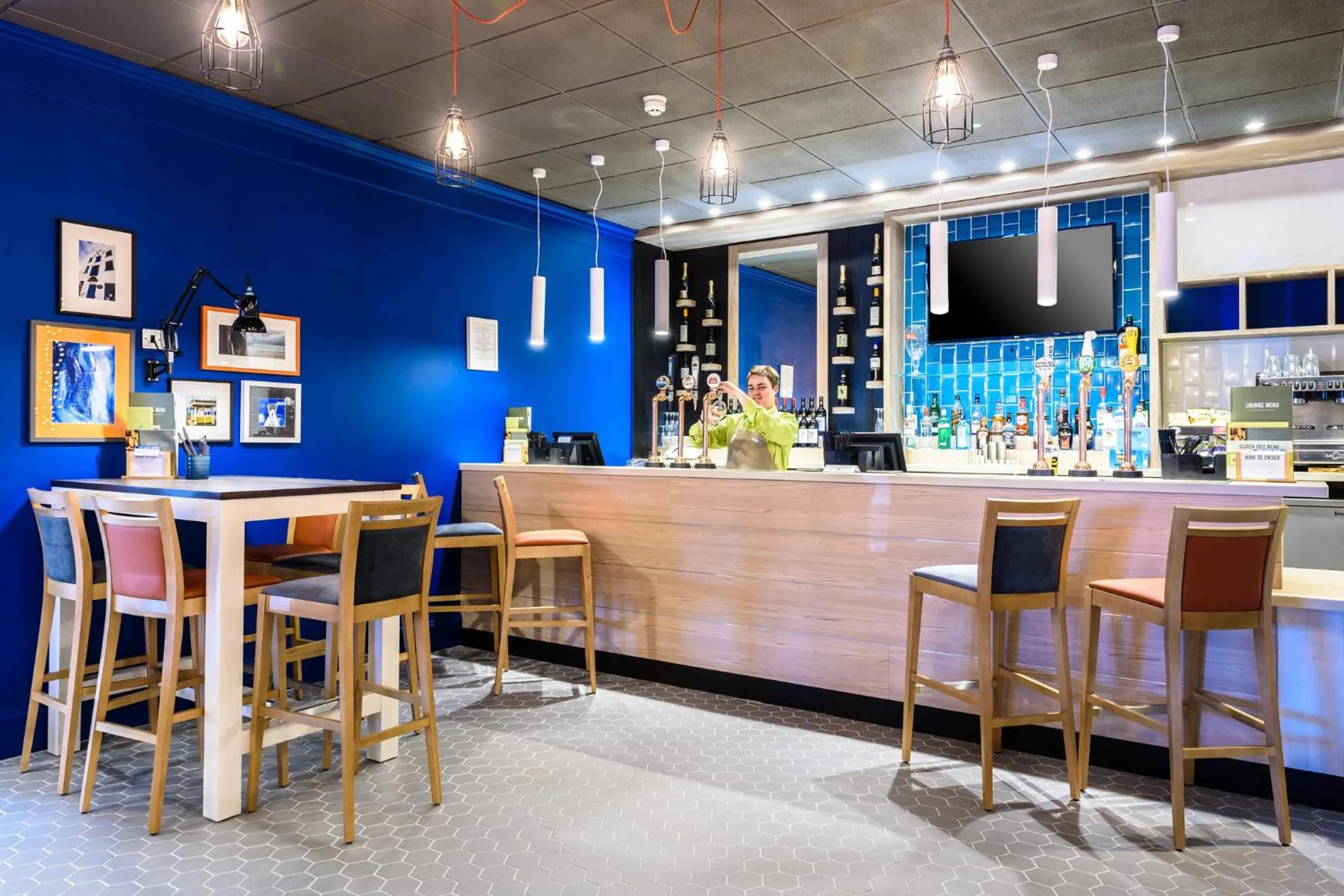Lounge or bar in Holiday Inn Portsmouth by IHG